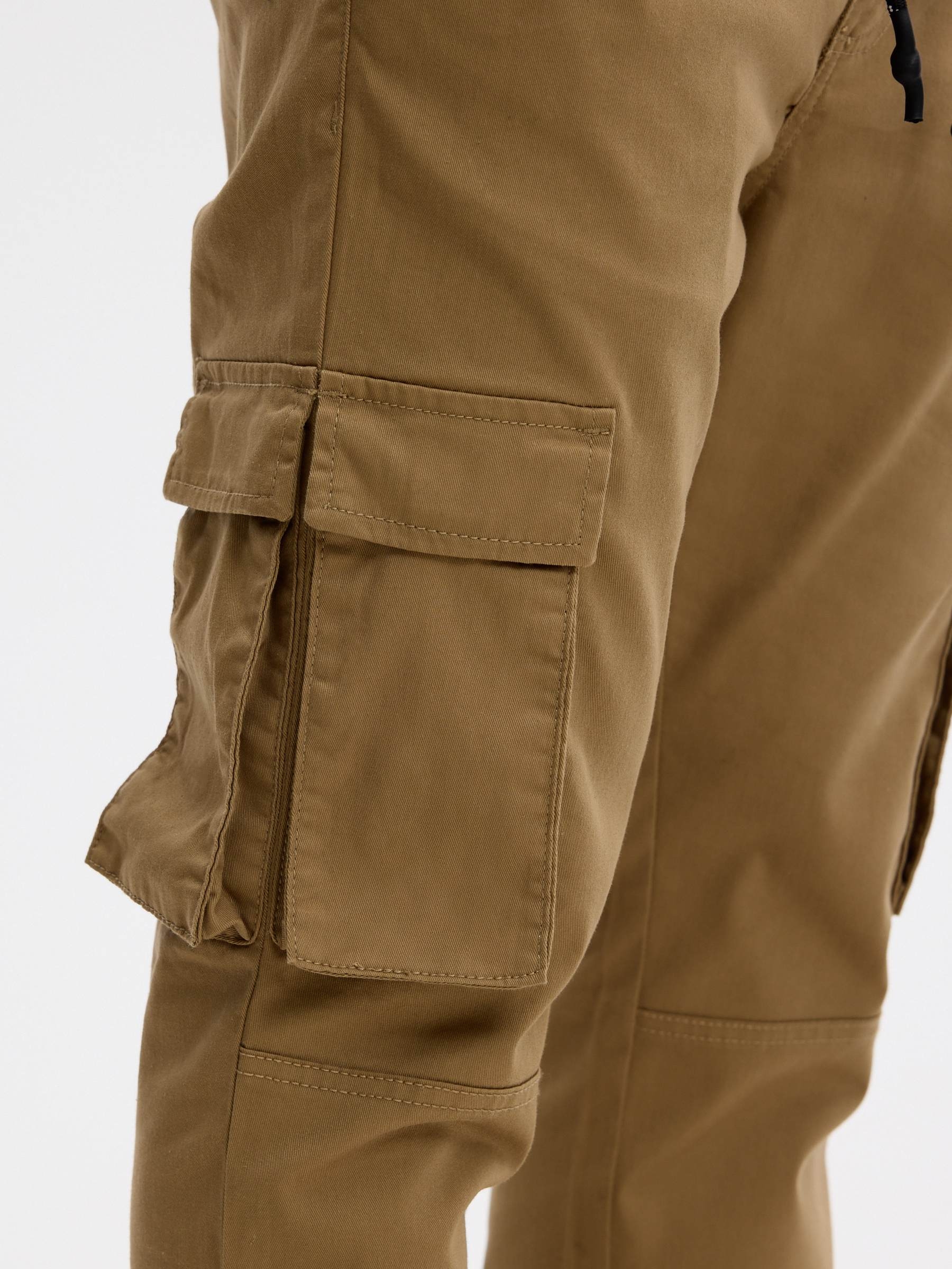 Pantalón jogger multibolsillos beige vista general frontal
