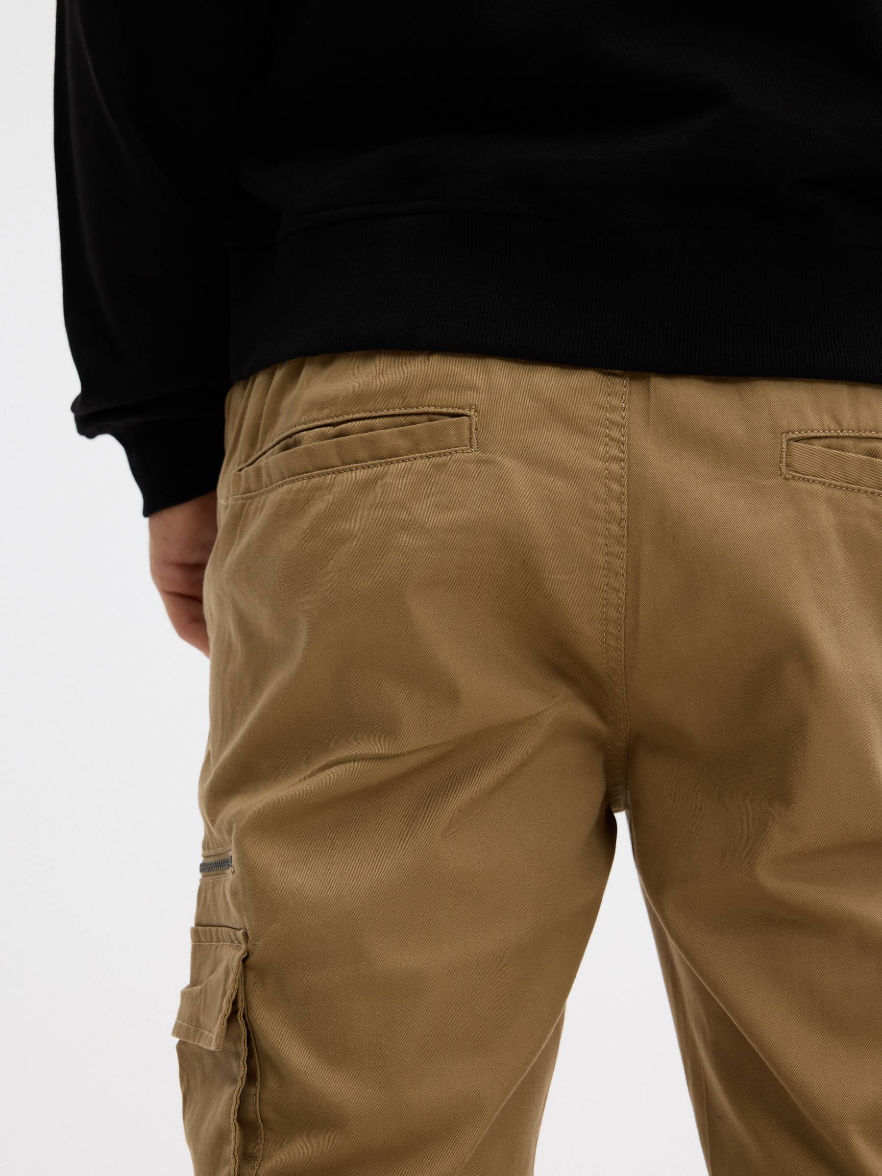 Pantalón jogger multibolsillos beige vista general frontal
