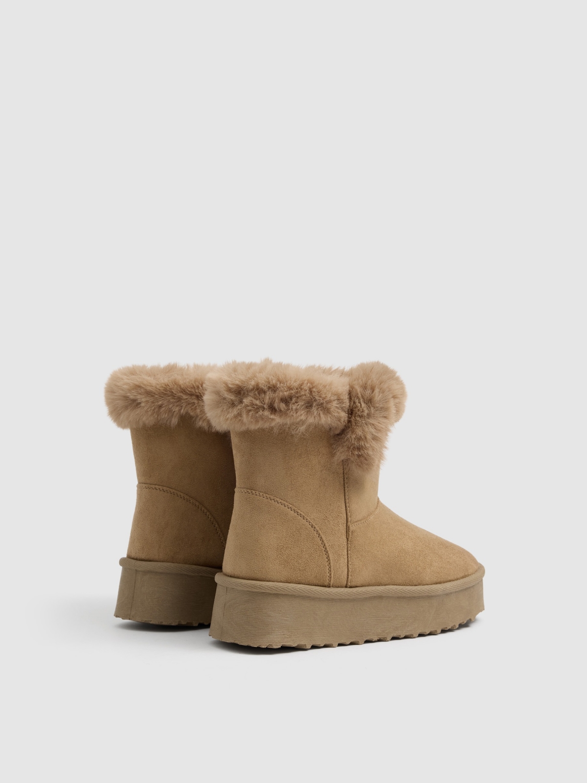 Botines plataforma pelo arena vista trasera 45º