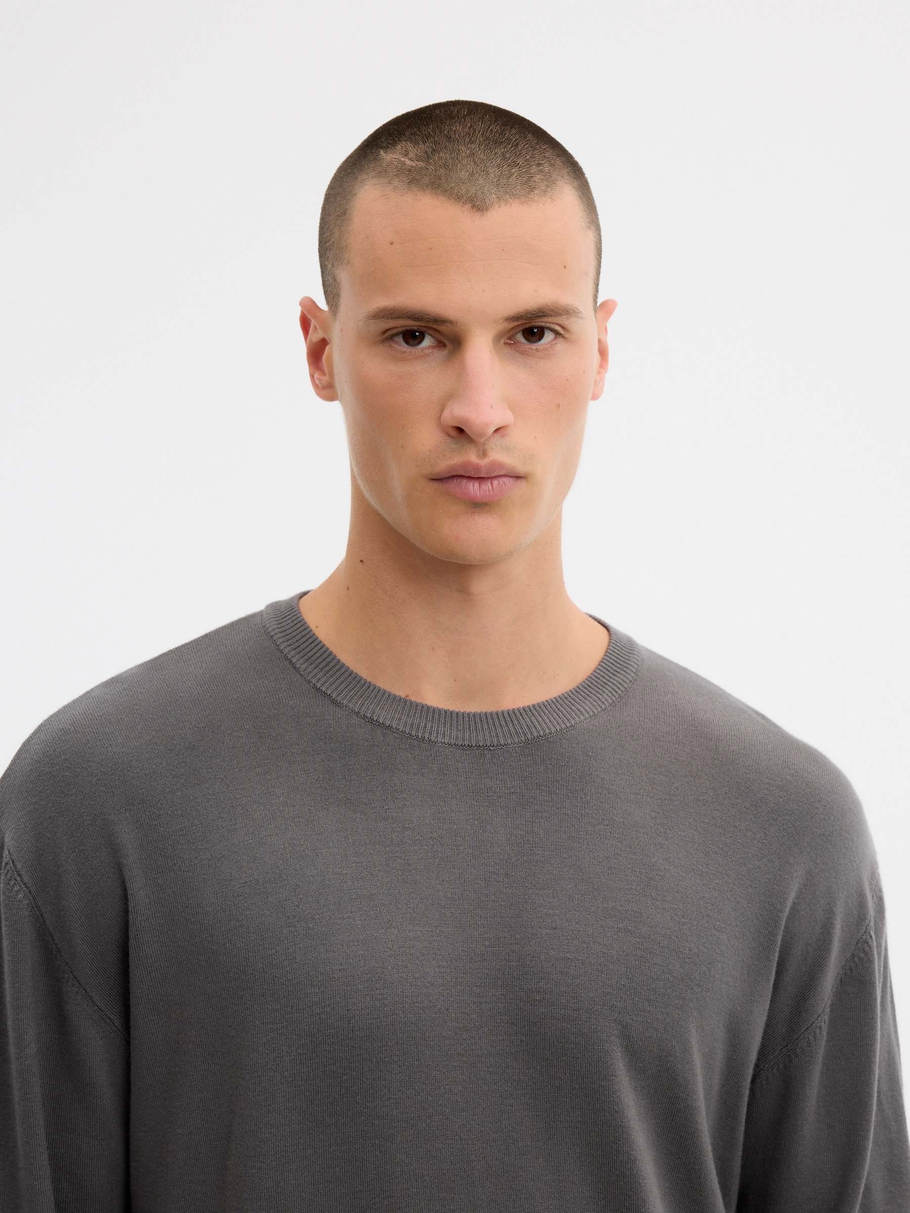  Jersey punto liso cuello redondo gris medio vista frontal