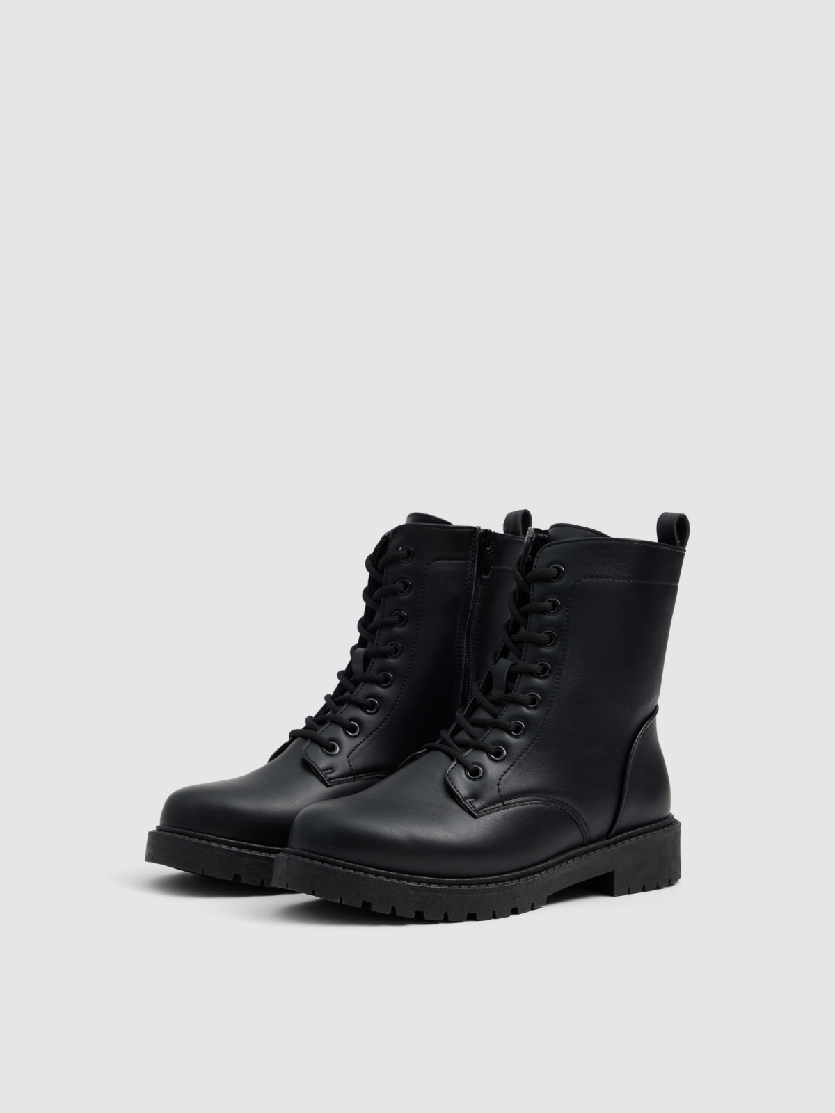 Botines planos cordones microfibra negro vista frontal 45º