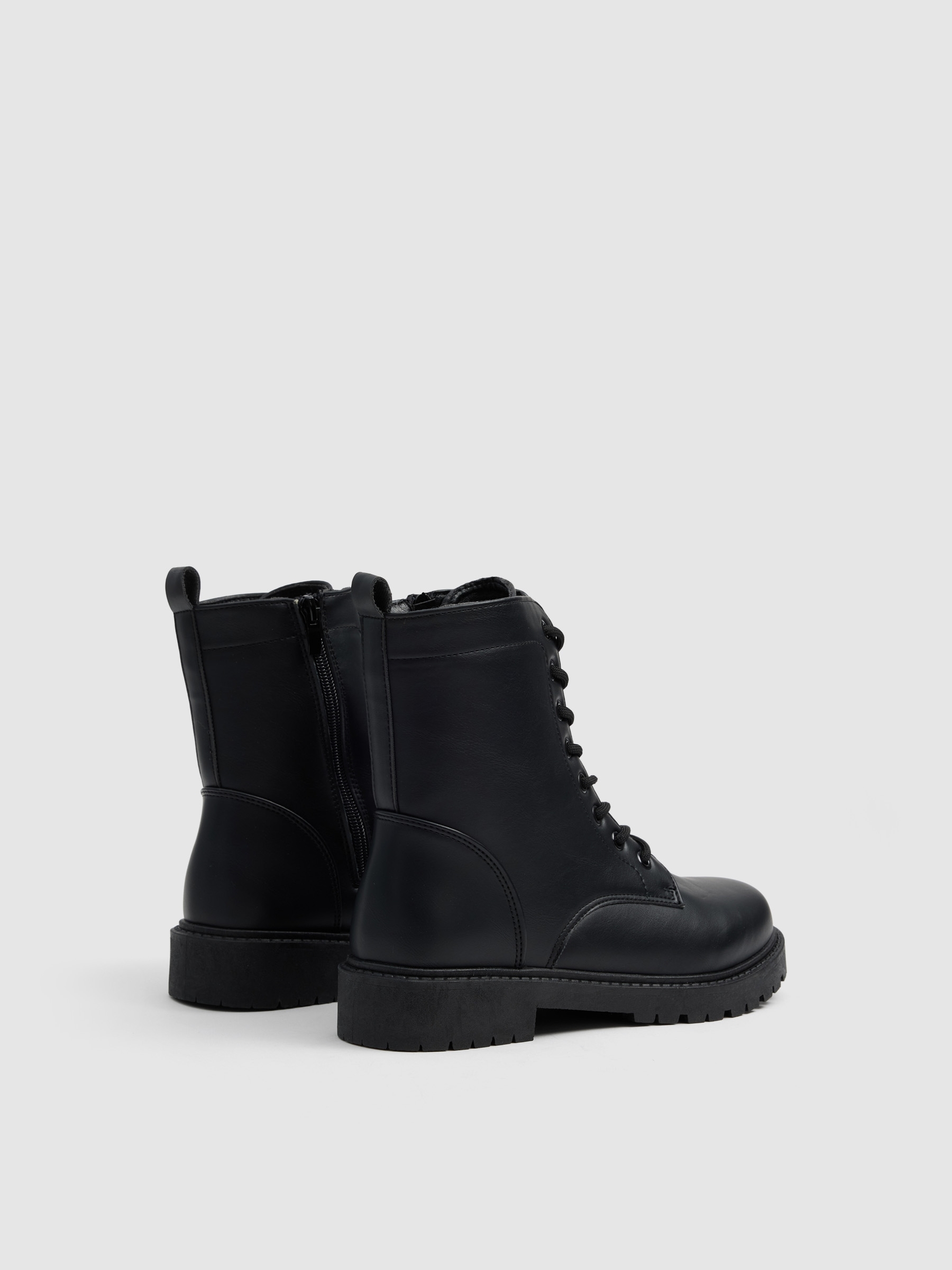 Botines planos cordones microfibra negro