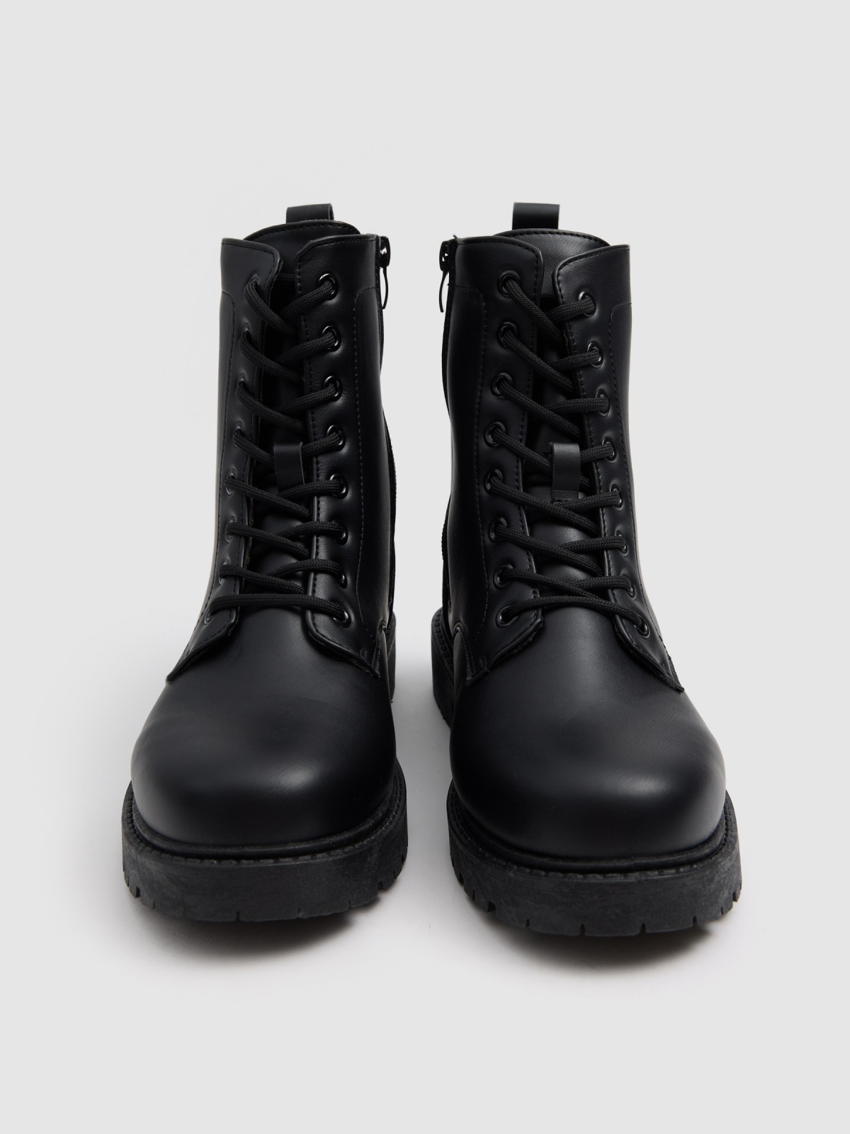 Botins planos com atacadores em microfibra preto vista superior