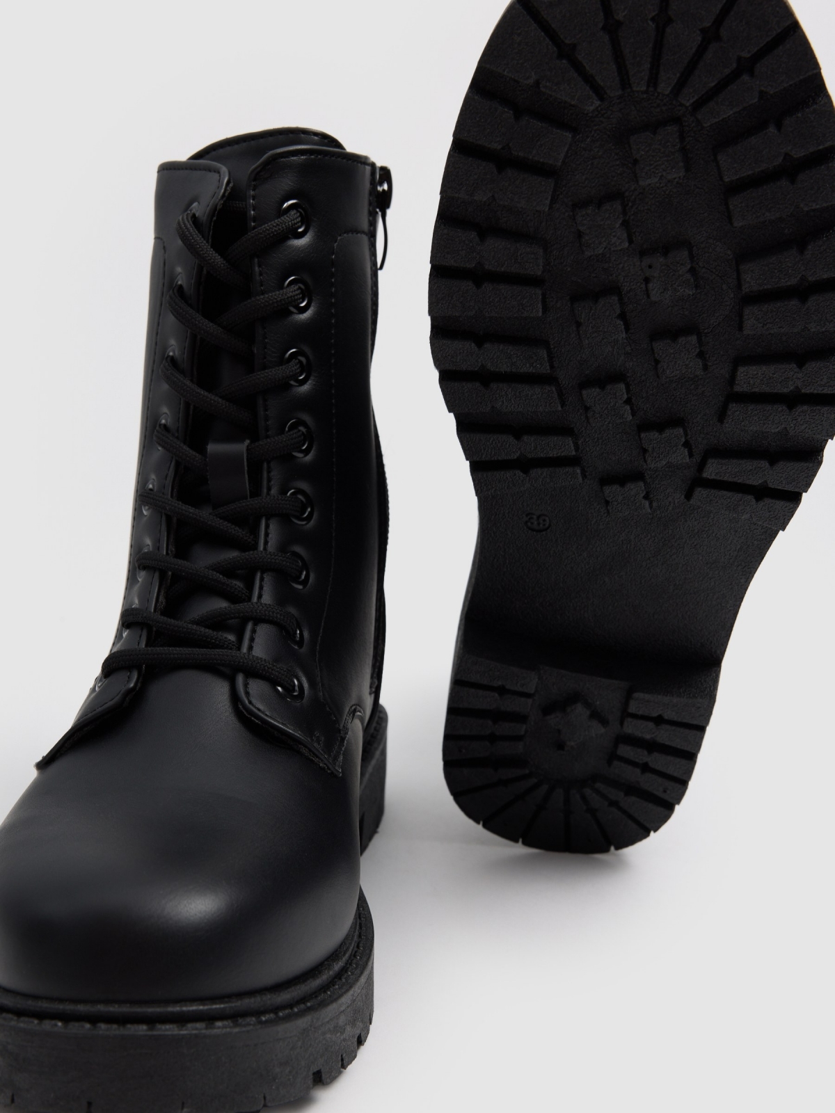 Botins planos com atacadores em microfibra preto vista detalhe