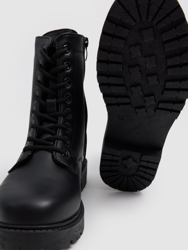 Botins planos com atacadores em microfibra preto vista detalhe
