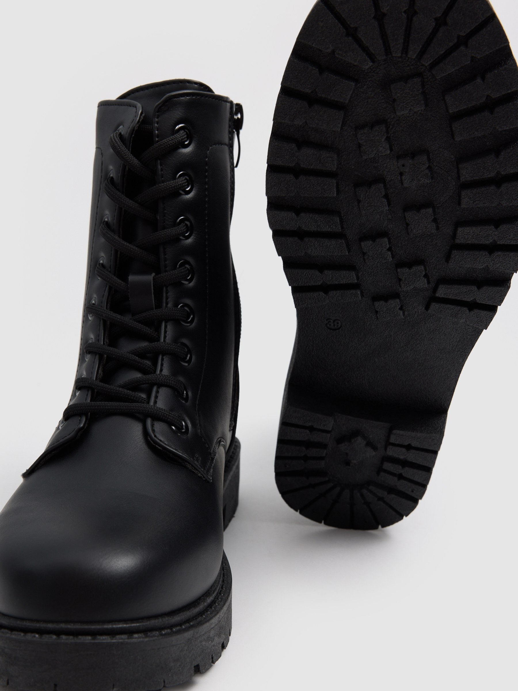 Botines planos cordones microfibra negro
