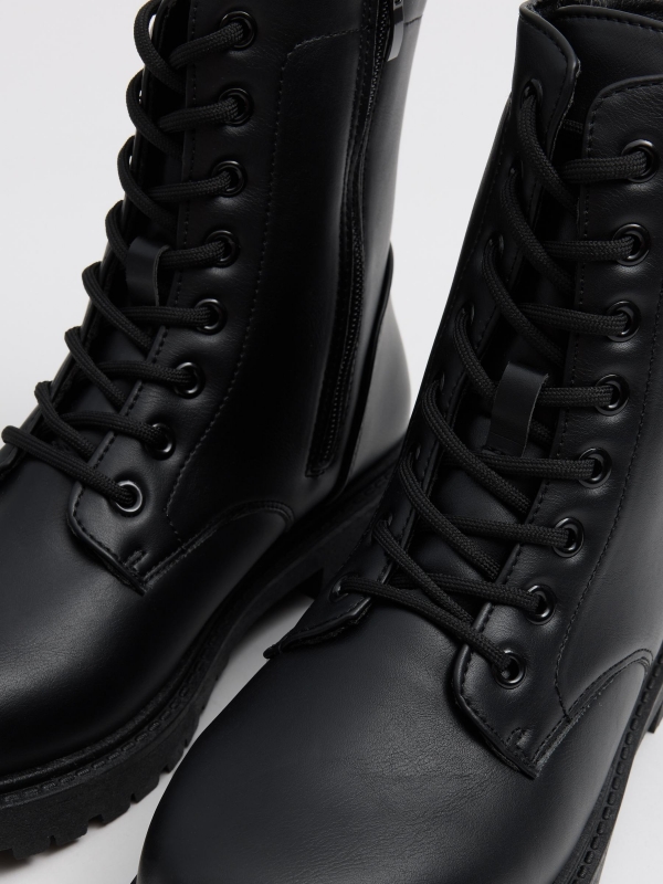 Botines planos cordones microfibra negro vista detalle