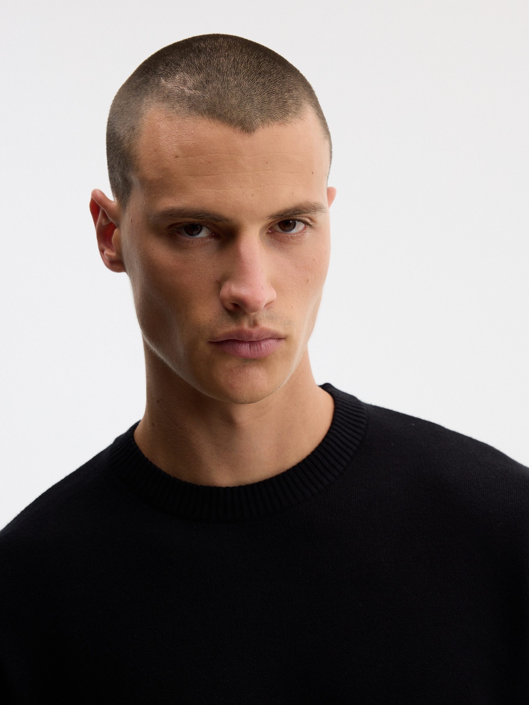 Jersey cuello redondo de punto negro vista media frontal