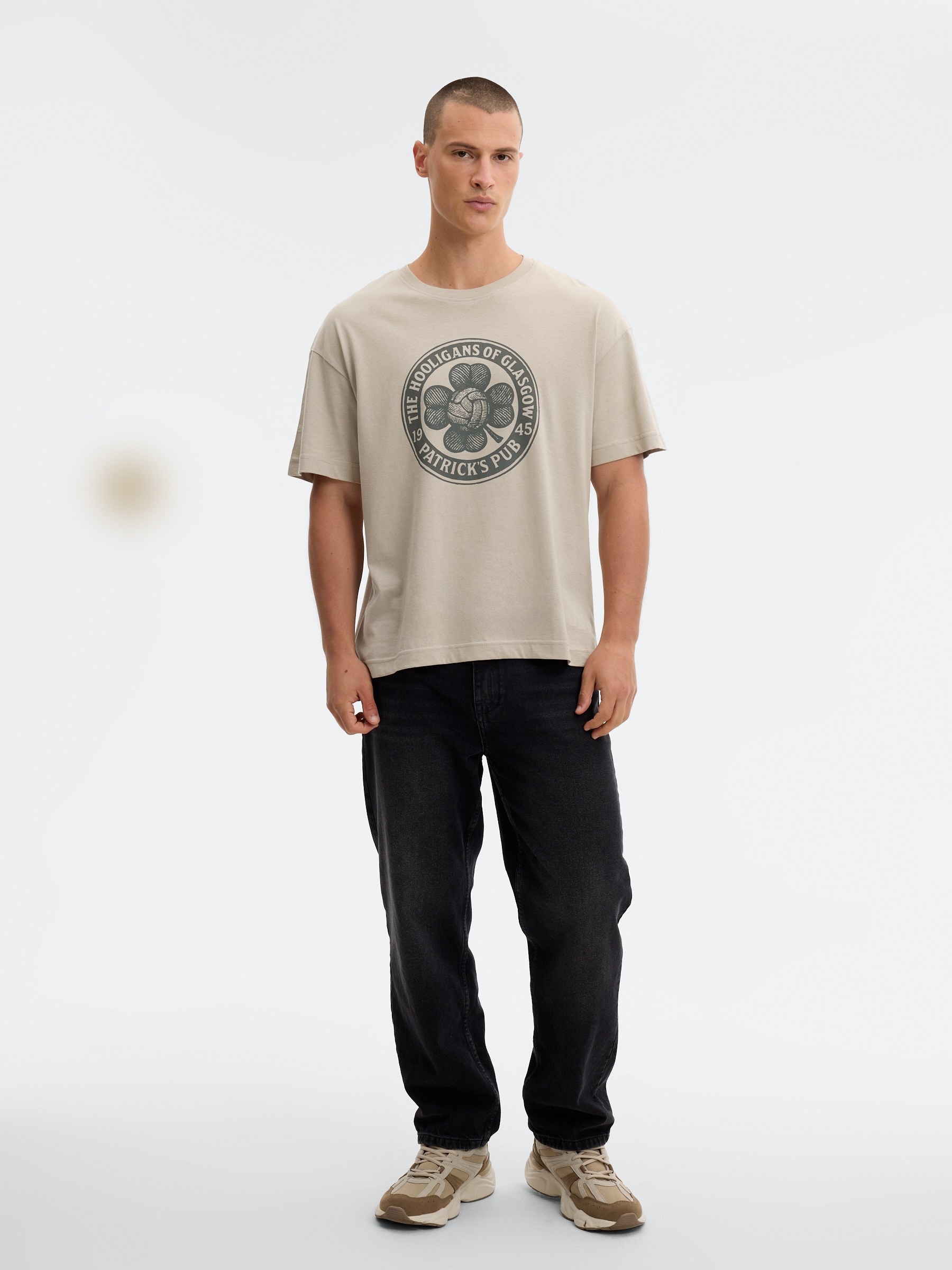 T-shirt oversize hooligans crua vista meia frontal