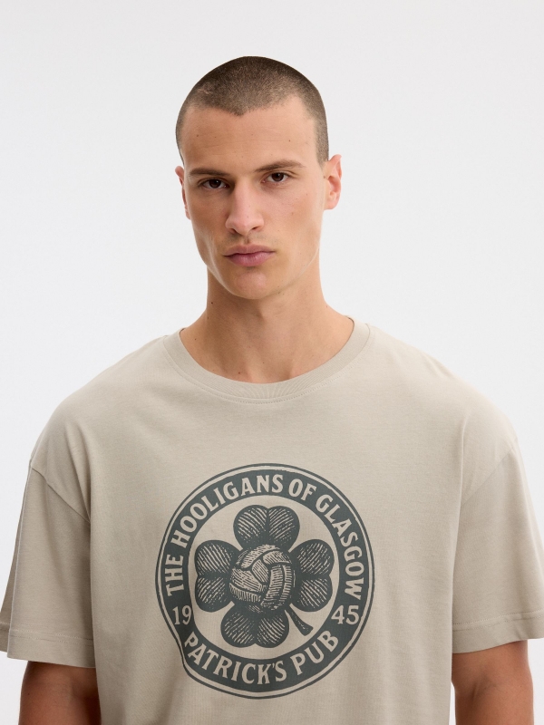 T-shirt oversize hooligans crua vista detalhe