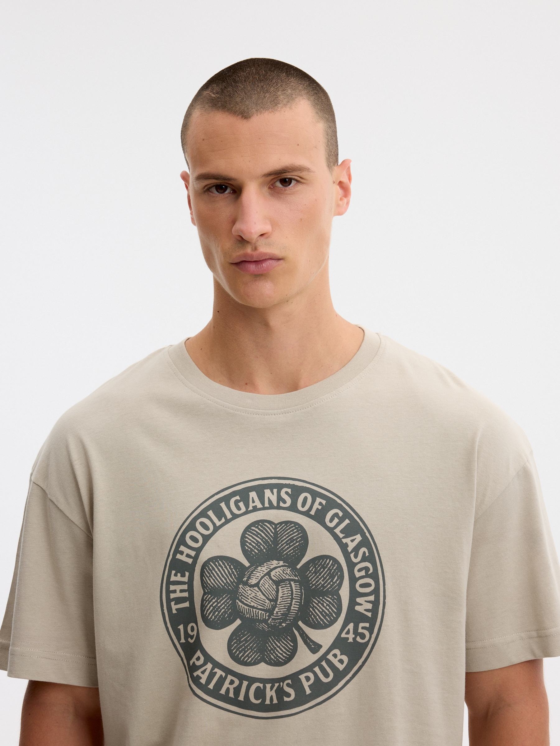 T-shirt oversize hooligans crua vista meia frontal