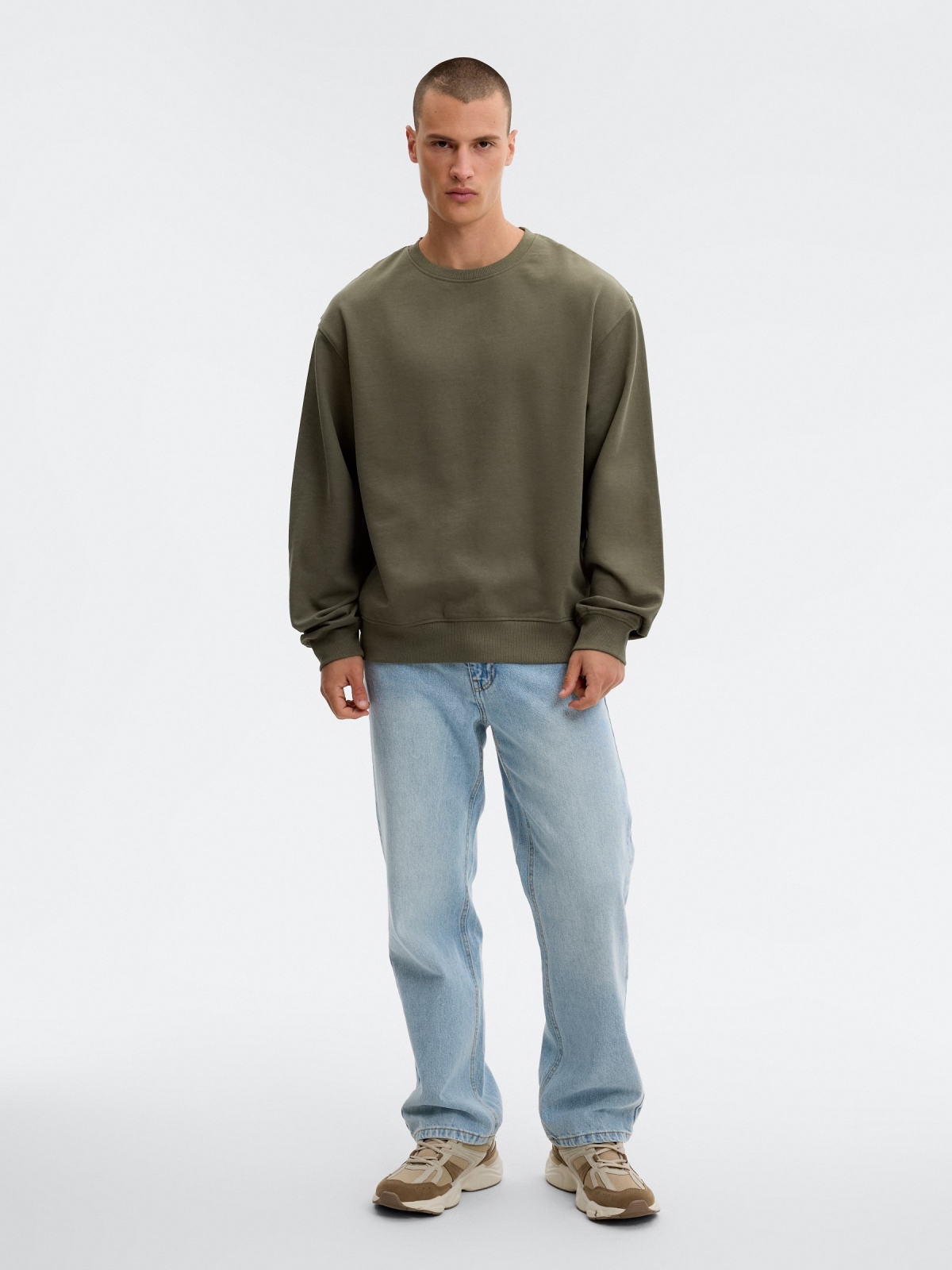 Moletom básico oversized cáqui vista meia frontal
