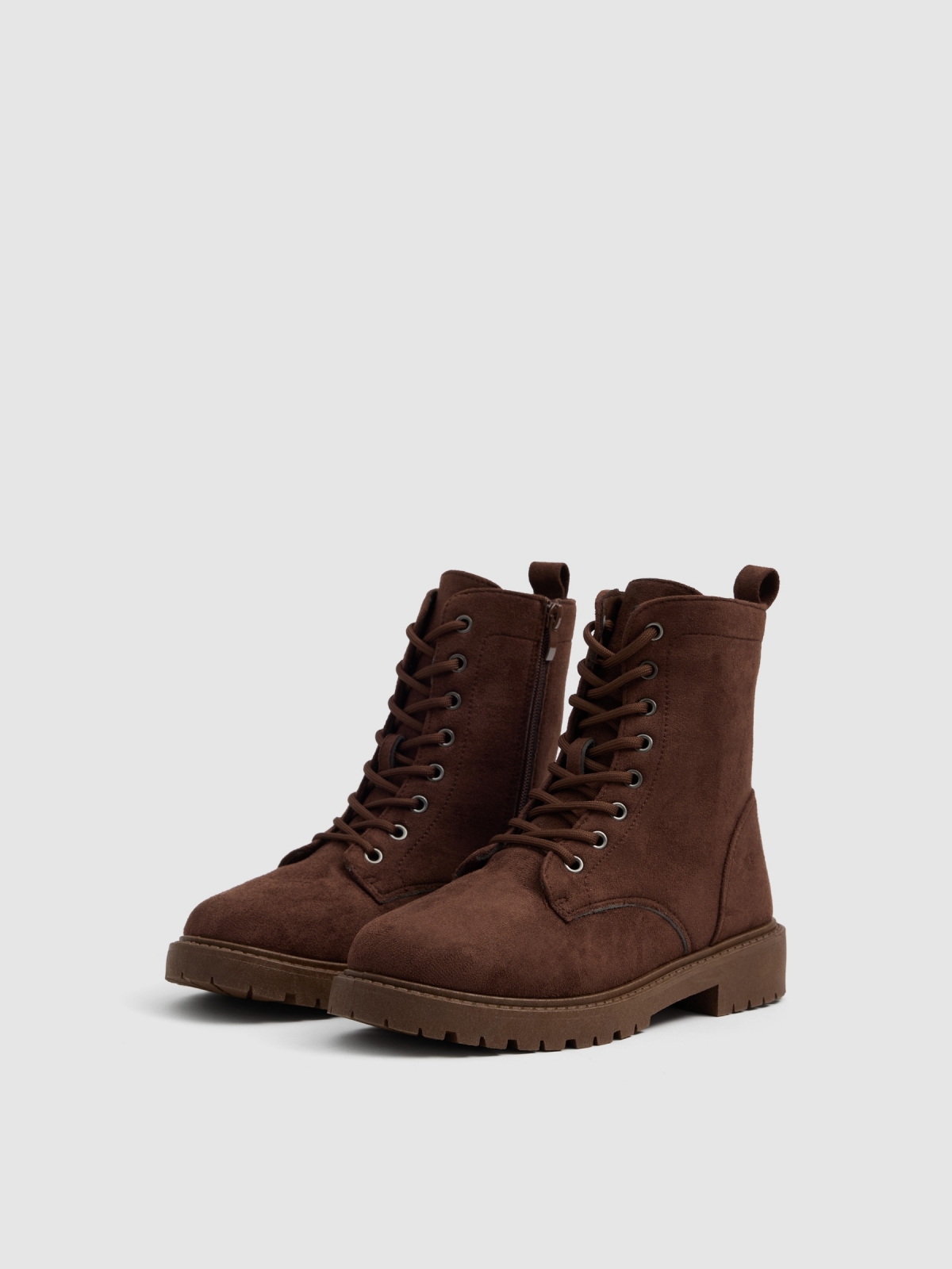 Botins com atacadores em microfibra marrom vista frontal 45º