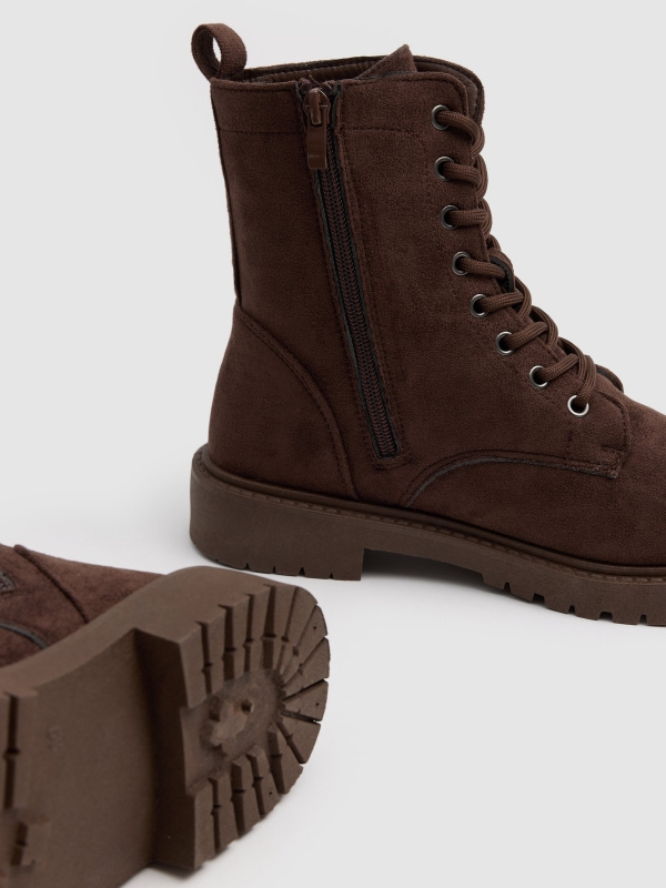 Botines cordones microfibra marrón vista detalle