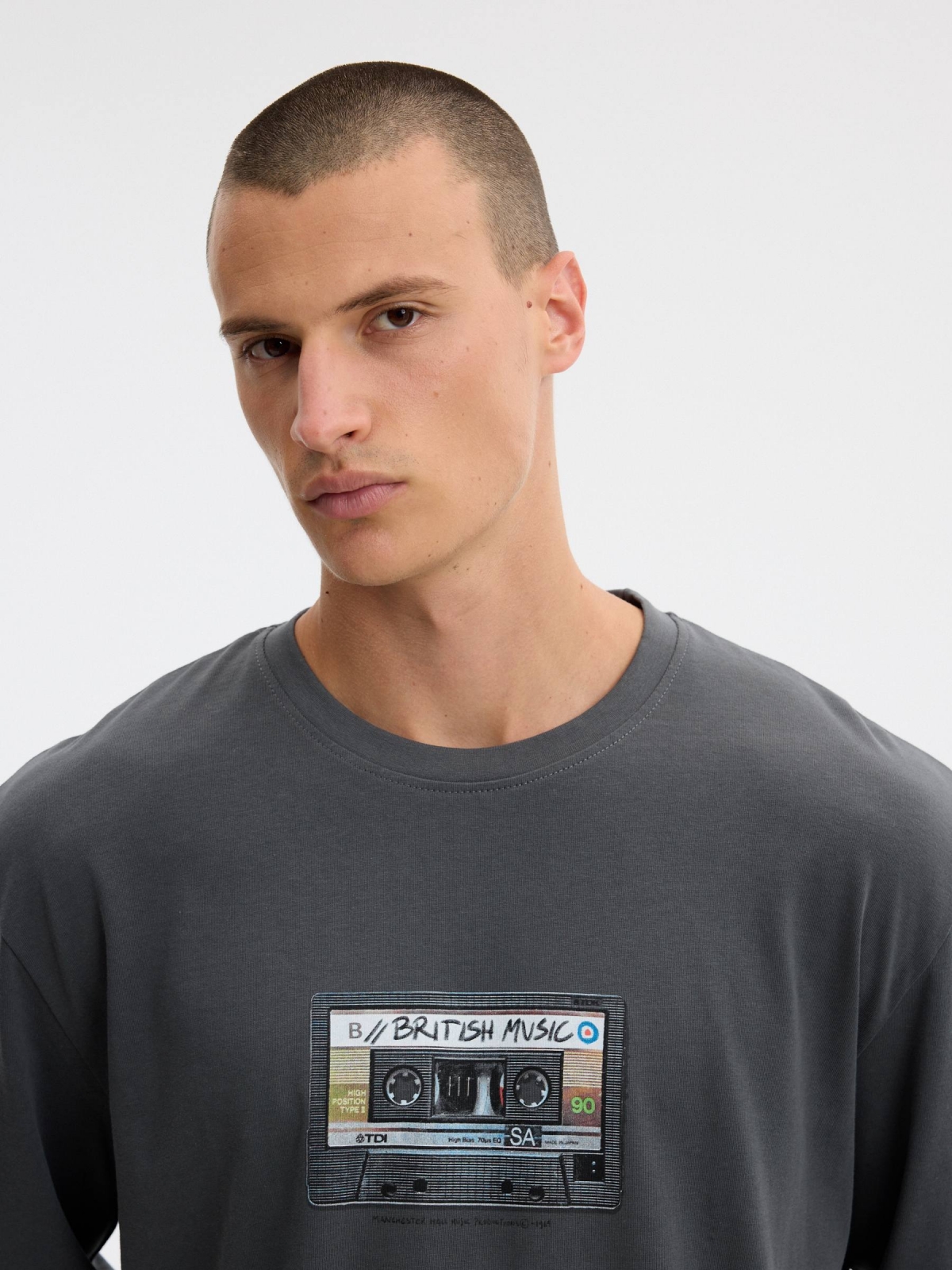 T-shirt british music azul marinho vista detalhe