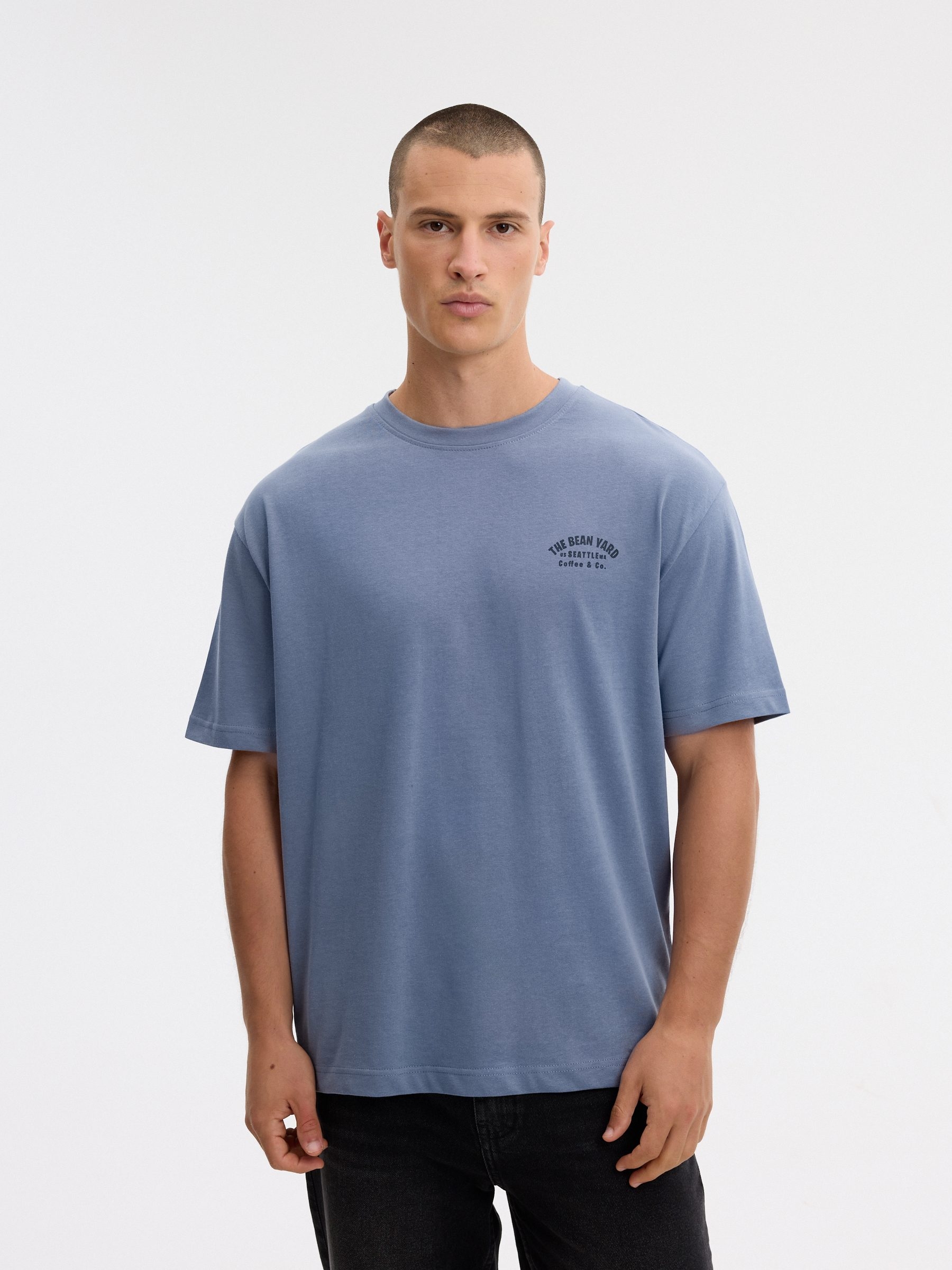 T-shirt The Bean Yard azul vista meia frontal