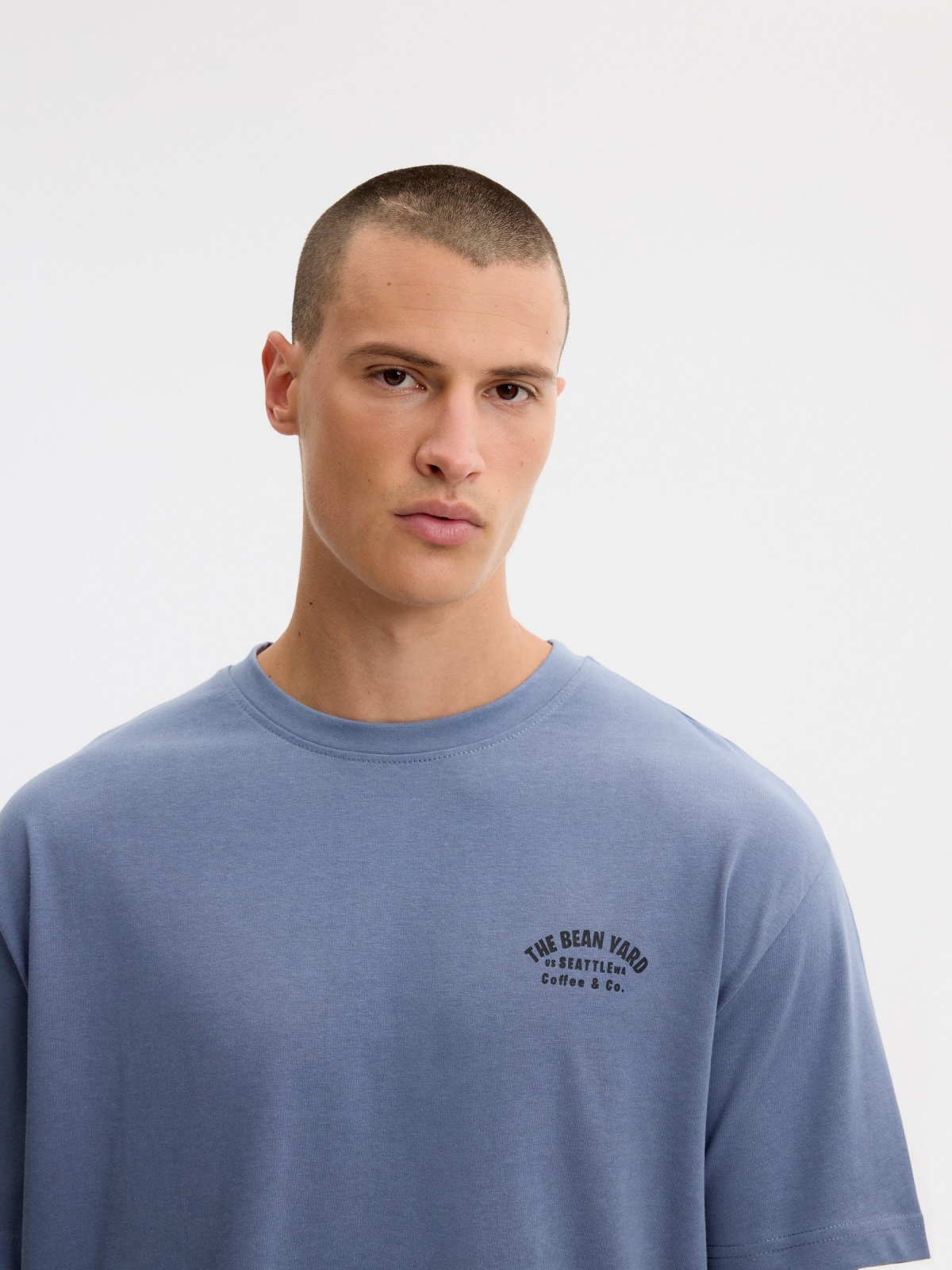 T-shirt The Bean Yard azul vista detalhe