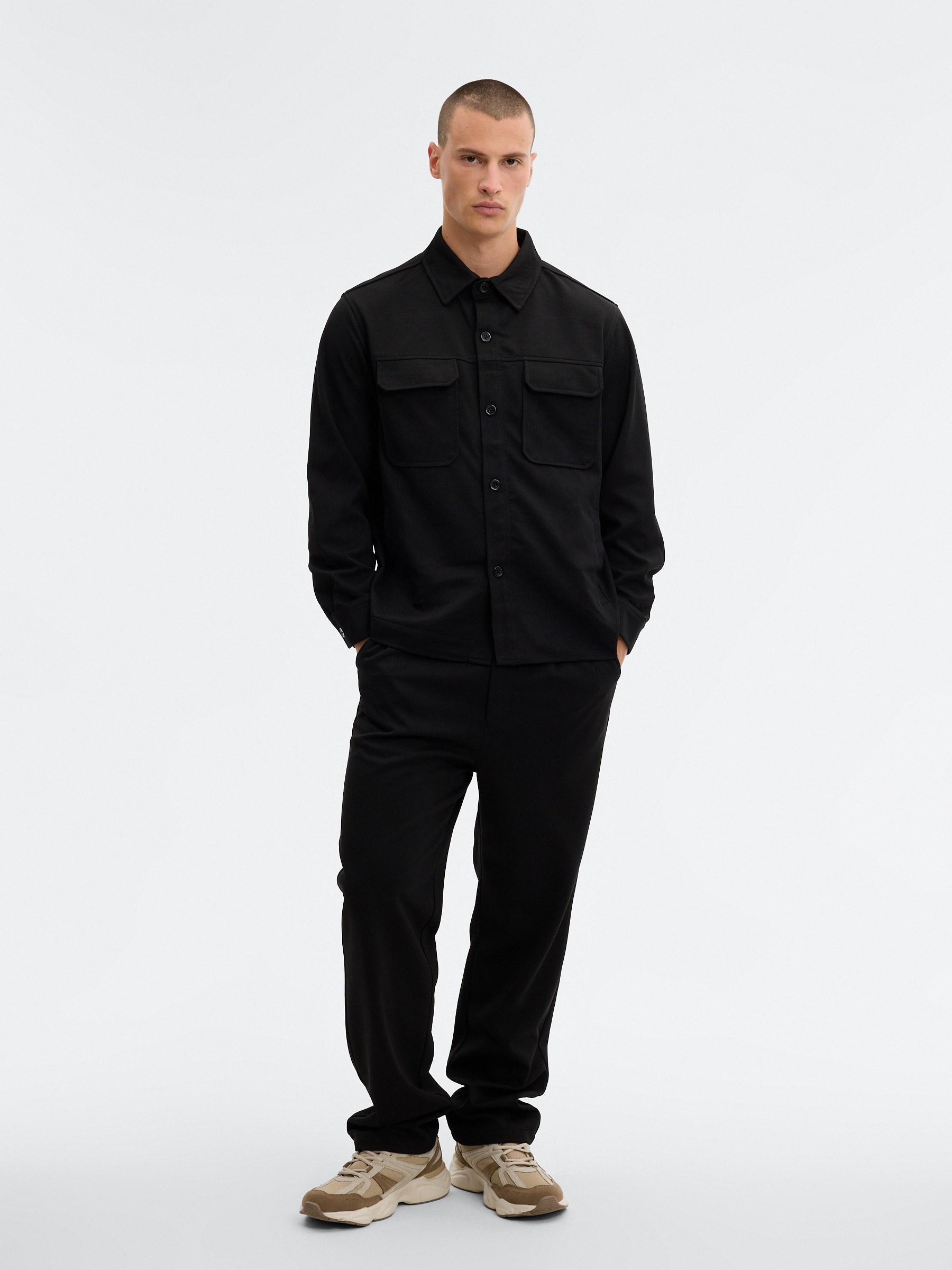Sobrecamisa lisa de algodão preto vista meia frontal