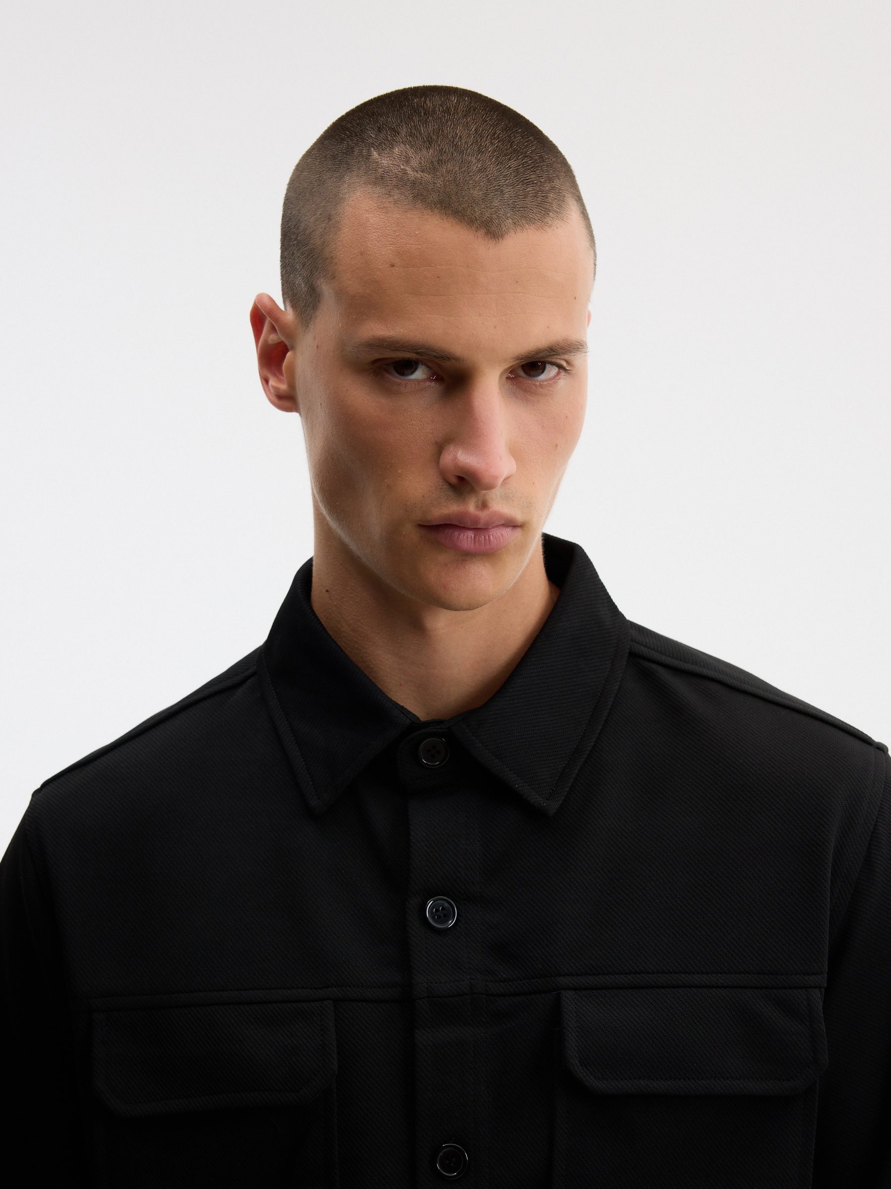 Sobrecamisa lisa de algodón negro vista media frontal