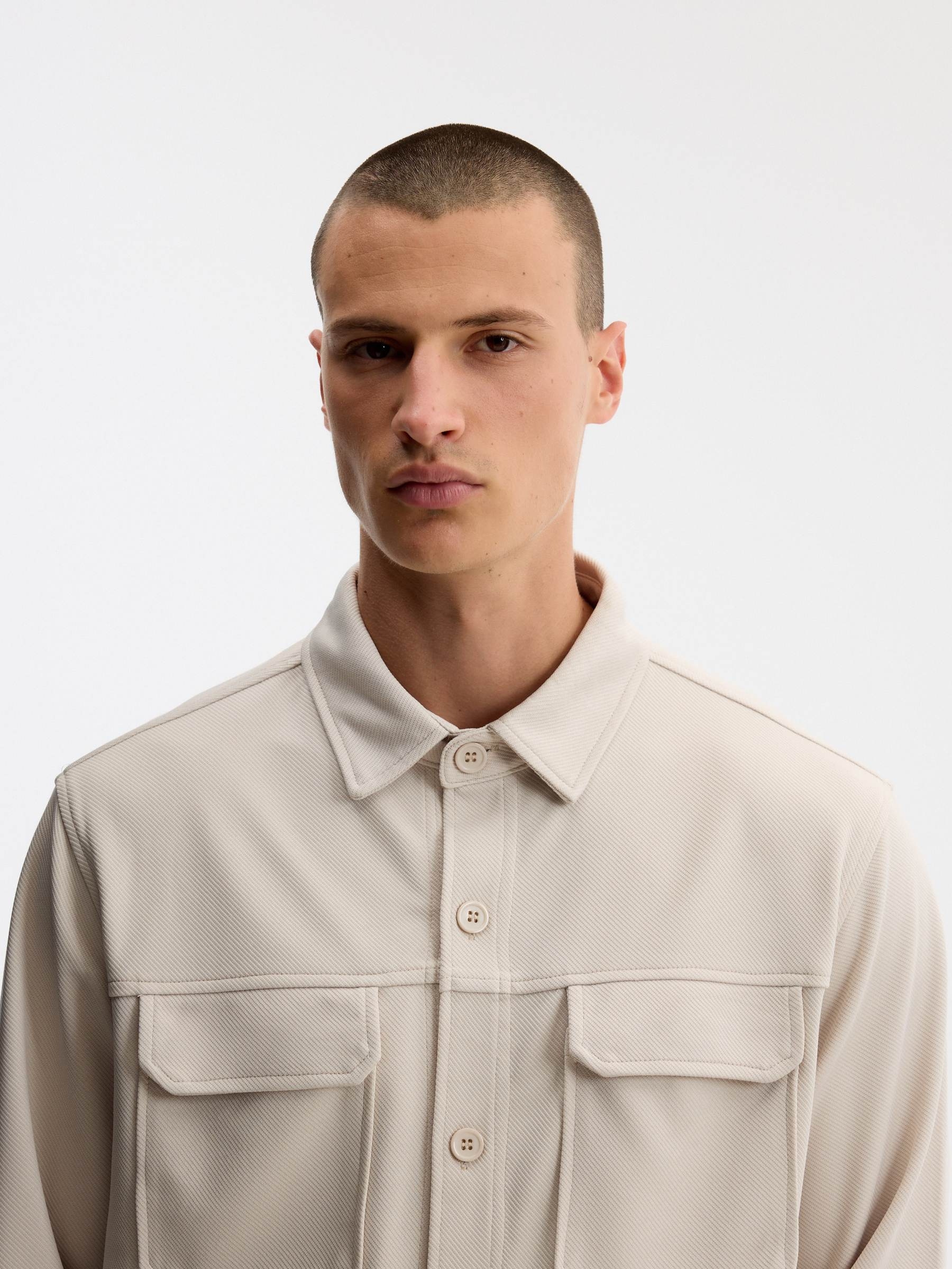 Sobrecamisa lisa de algodão crua vista meia frontal