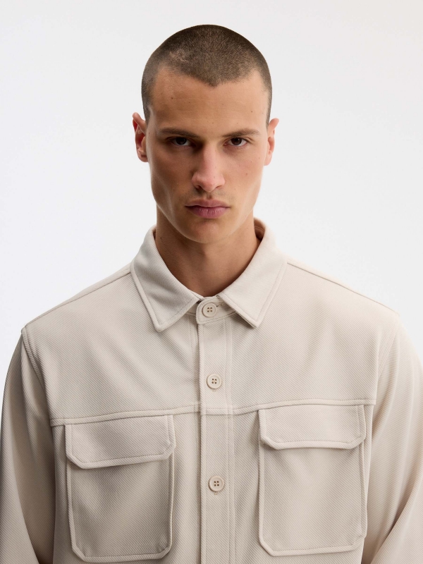 Sobrecamisa lisa de algodón crudo vista detalle