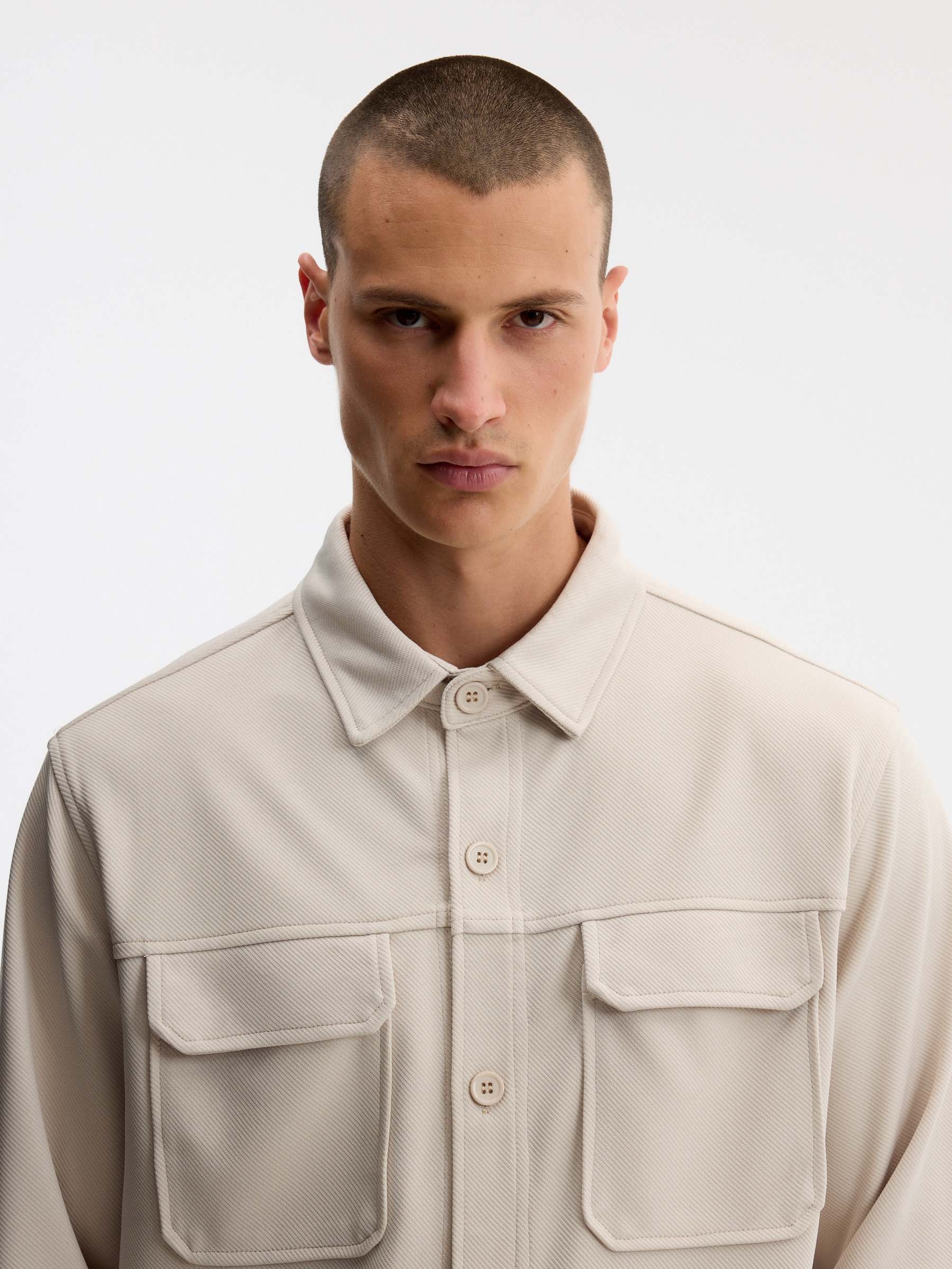 Sobrecamisa lisa de algodão crua vista meia frontal