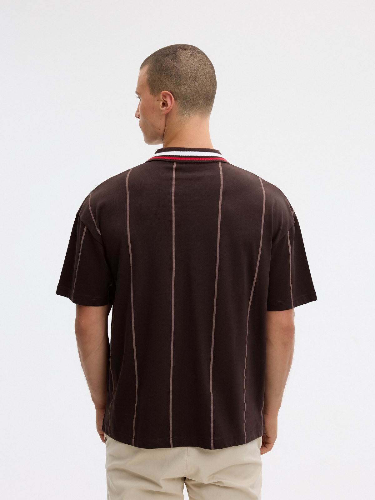 Polo de futebol oversized Hamburgo chocolate vista meia traseira