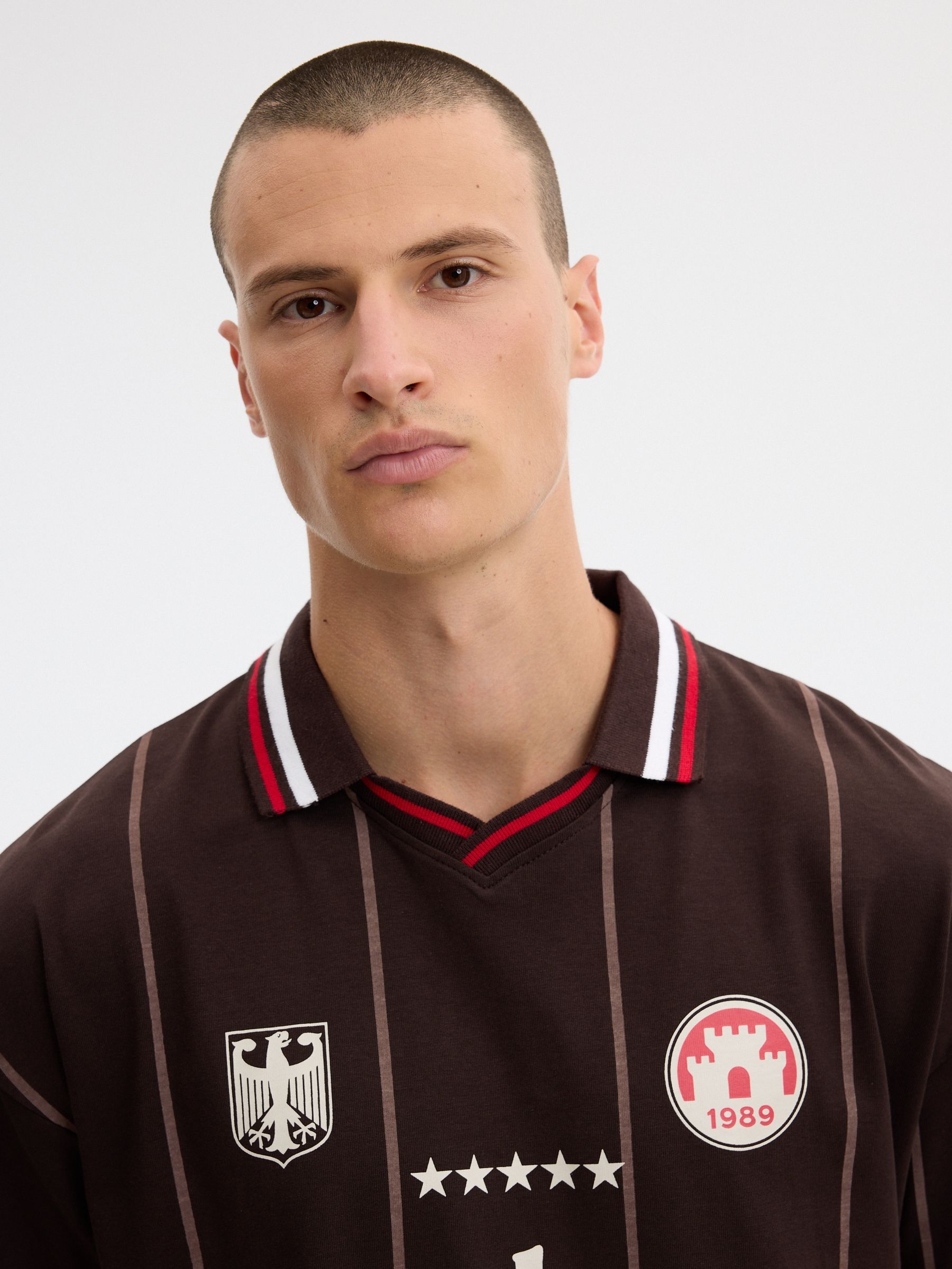 Polo de futebol oversized Hamburgo chocolate vista meia frontal