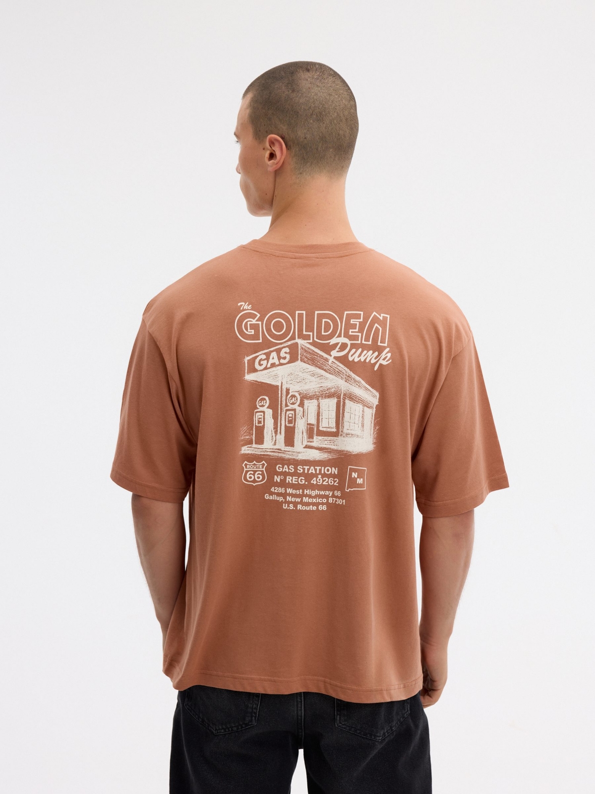 T-shirt oversize golden teja terracota vista meia traseira