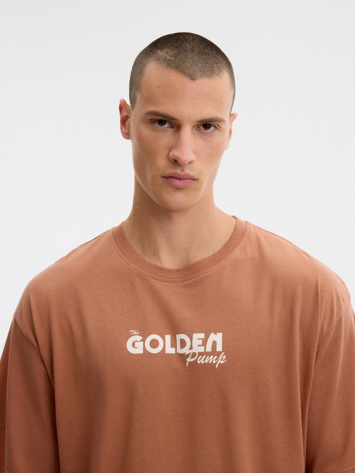 T-shirt oversize golden teja terracota vista detalhe