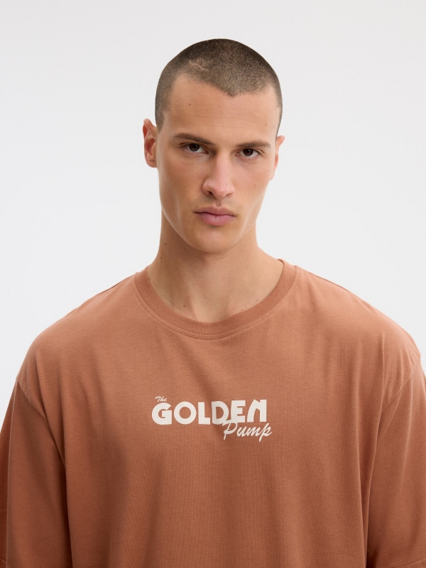 T-shirt oversize golden teja terracota vista detalhe
