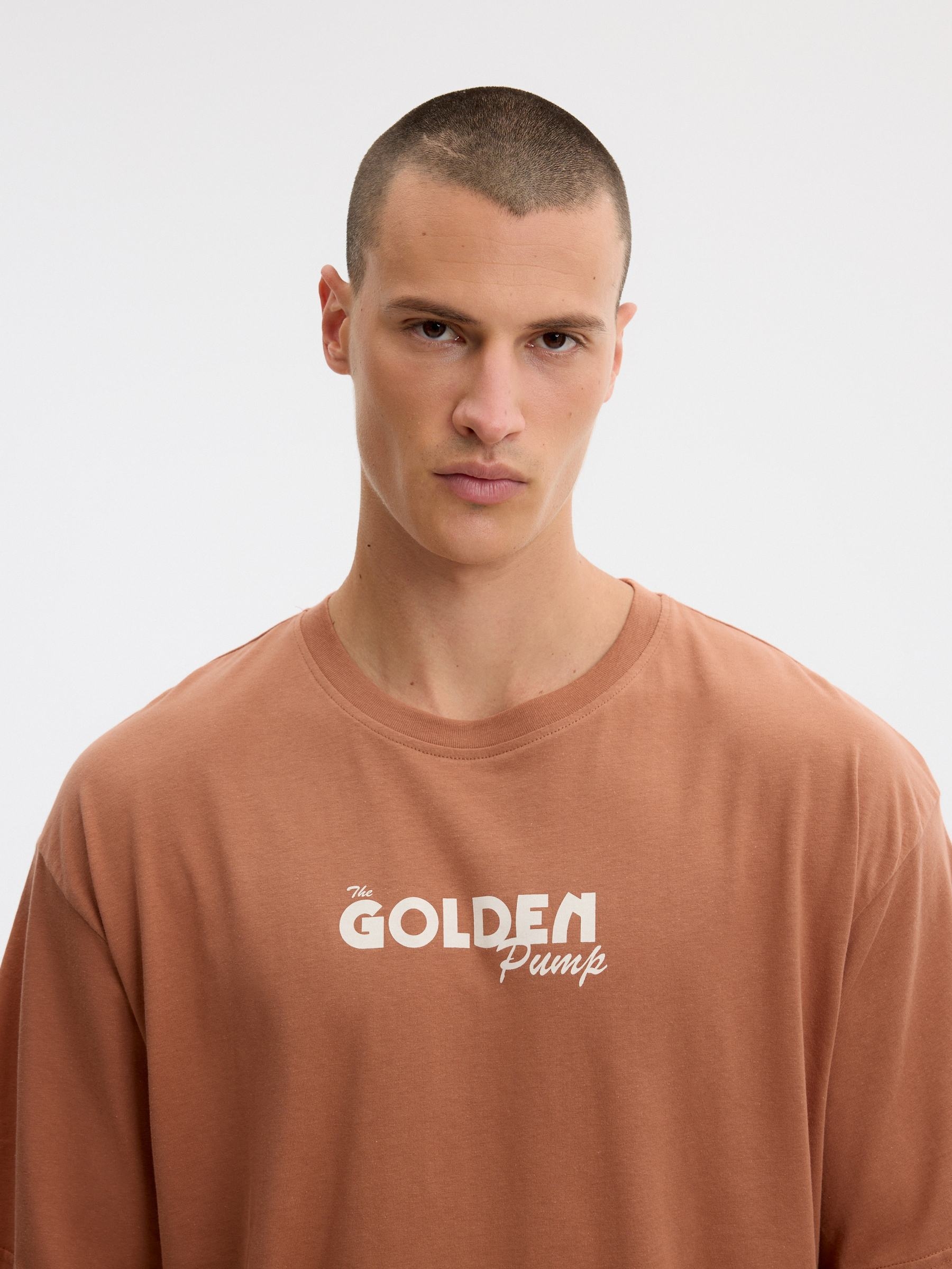 T-shirt oversize golden teja terracota vista meia frontal