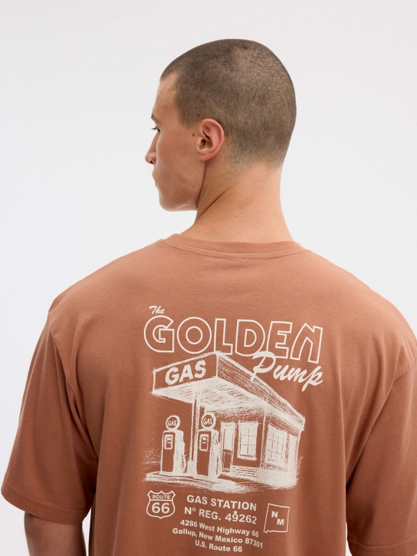 T-shirt oversize golden teja terracota vista detalhe