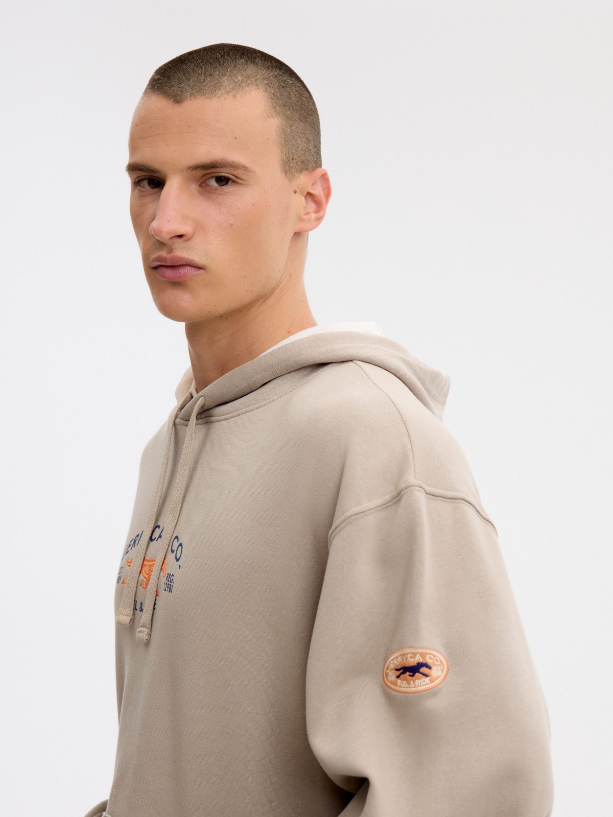 Sweatshirt com capuz ride bege vista detalhe
