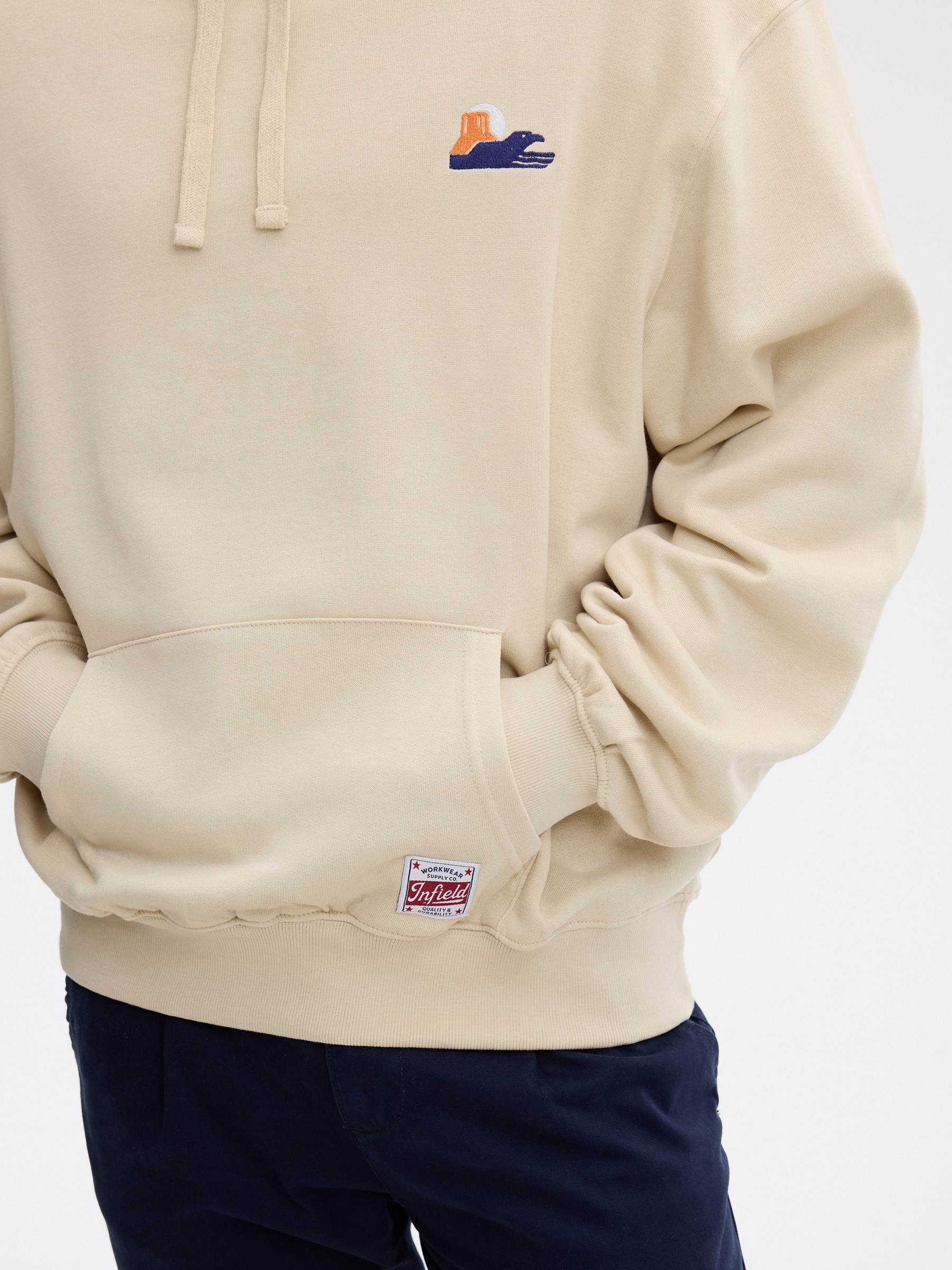 Sweatshirt com capuz bordado crua vista meia frontal