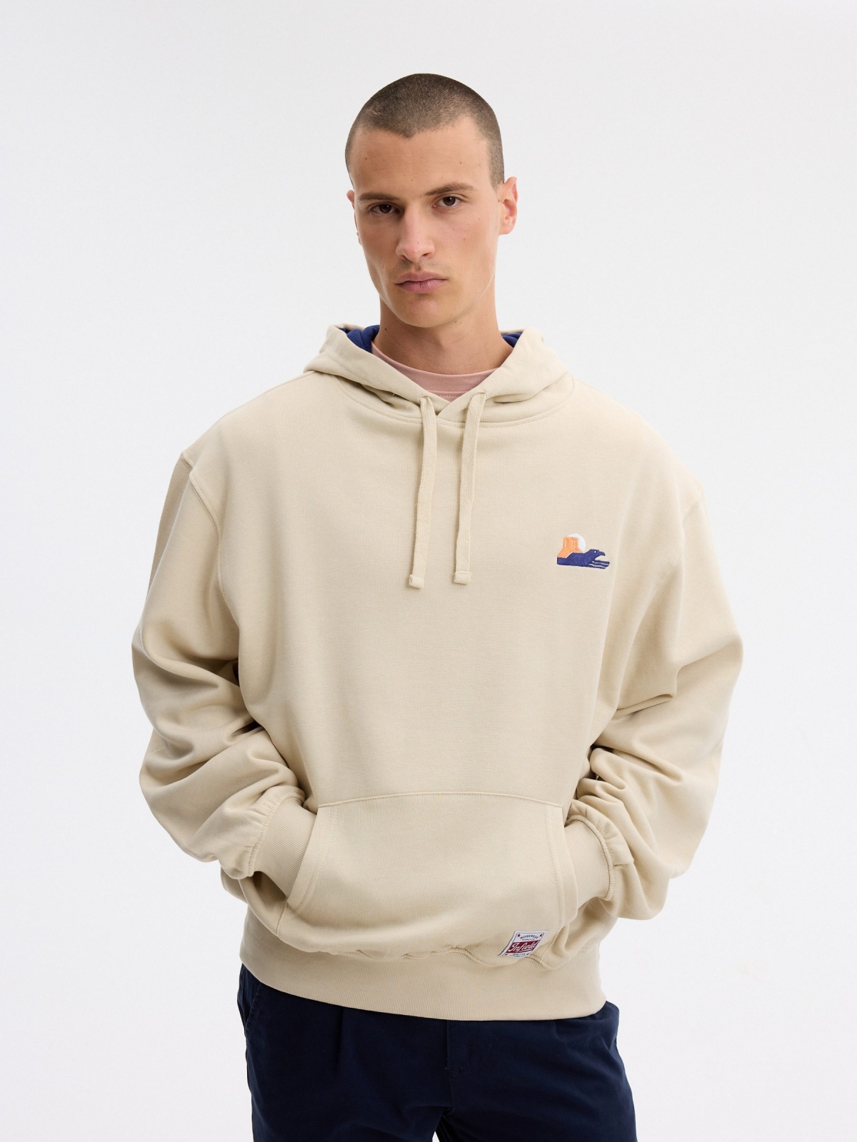 Sweatshirt com capuz bordado crua vista detalhe