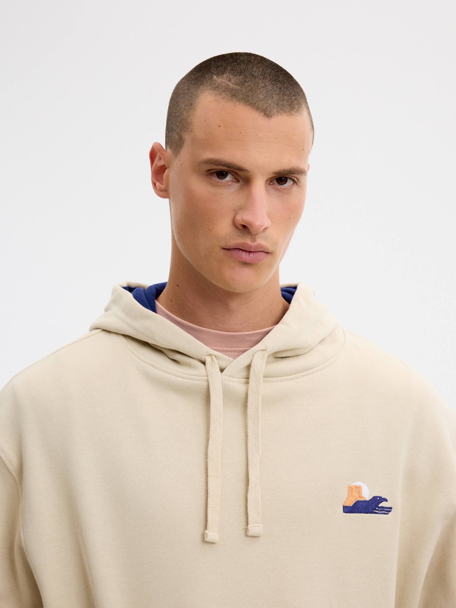 Sudadera con capucha bordado crudo vista media frontal