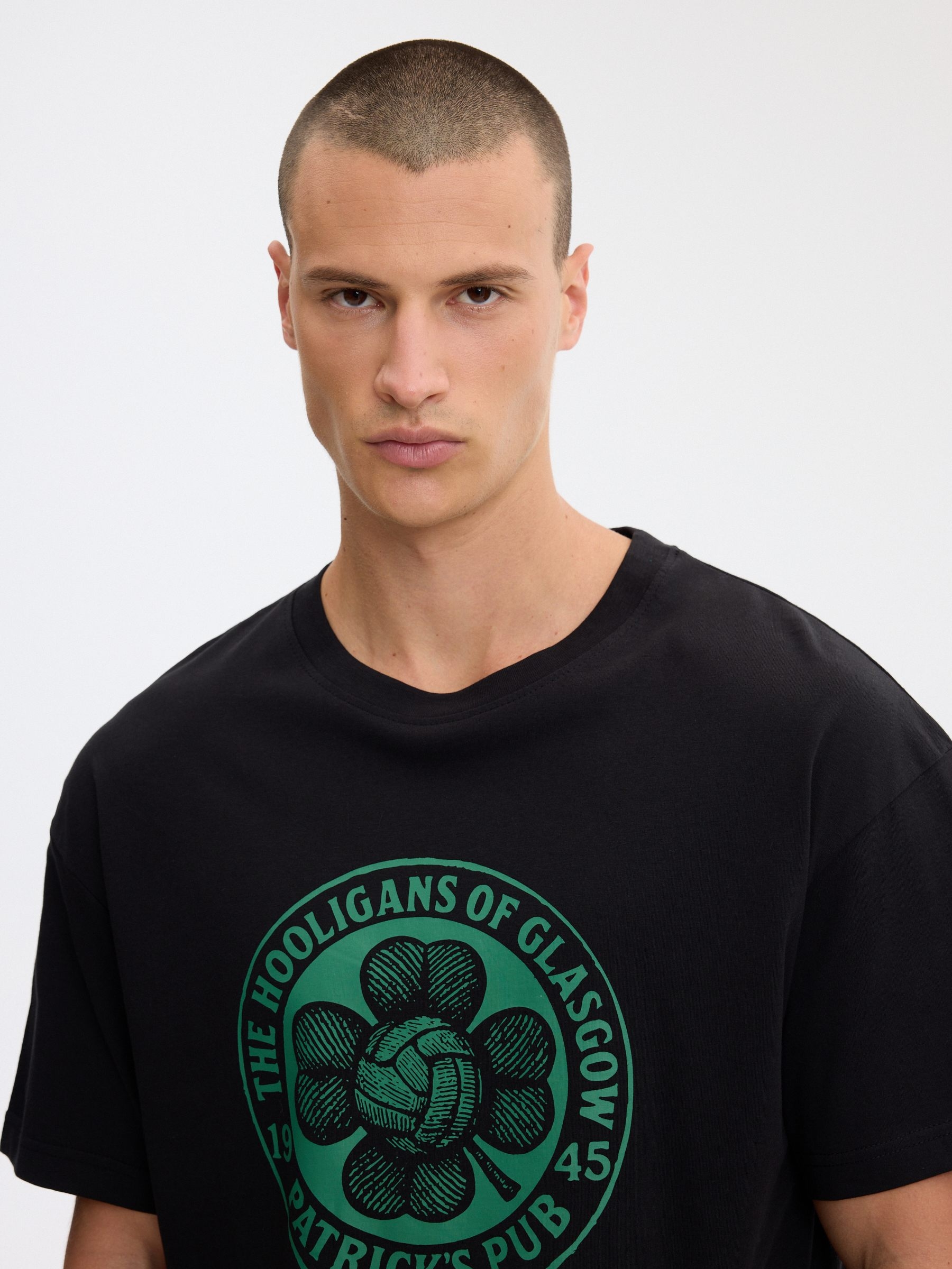 Oversize hooligans T-shirt black middle front view