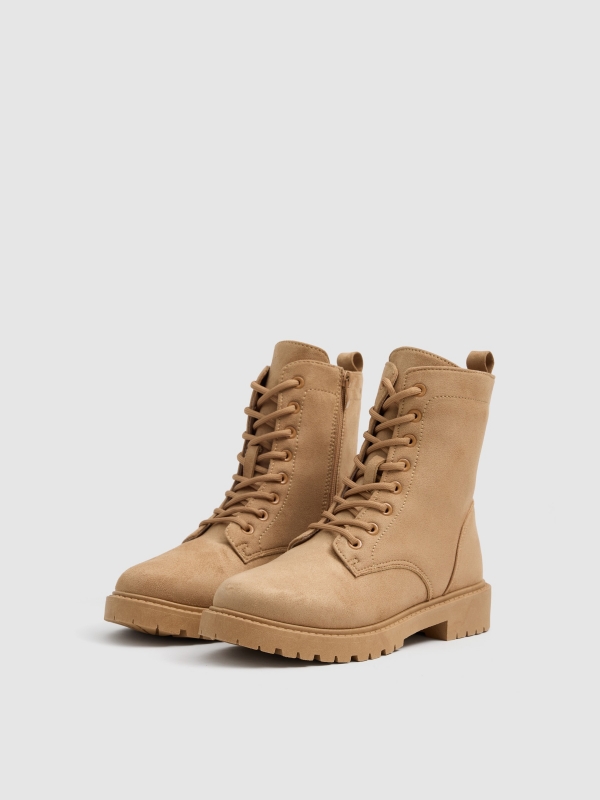 Botins planos com atacadores bege vista frontal 45º