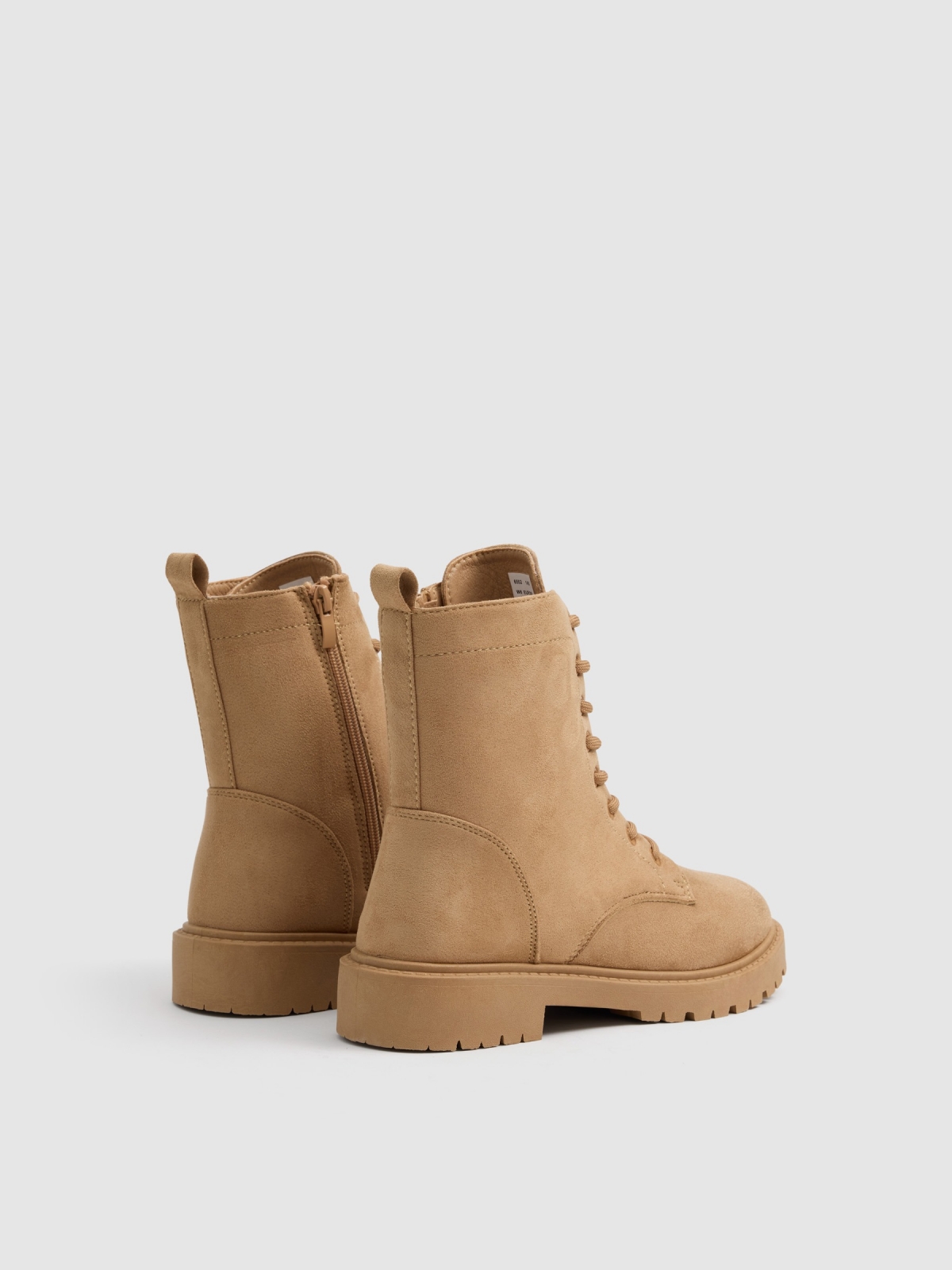 Botines planos con cordones beige vista trasera 45º