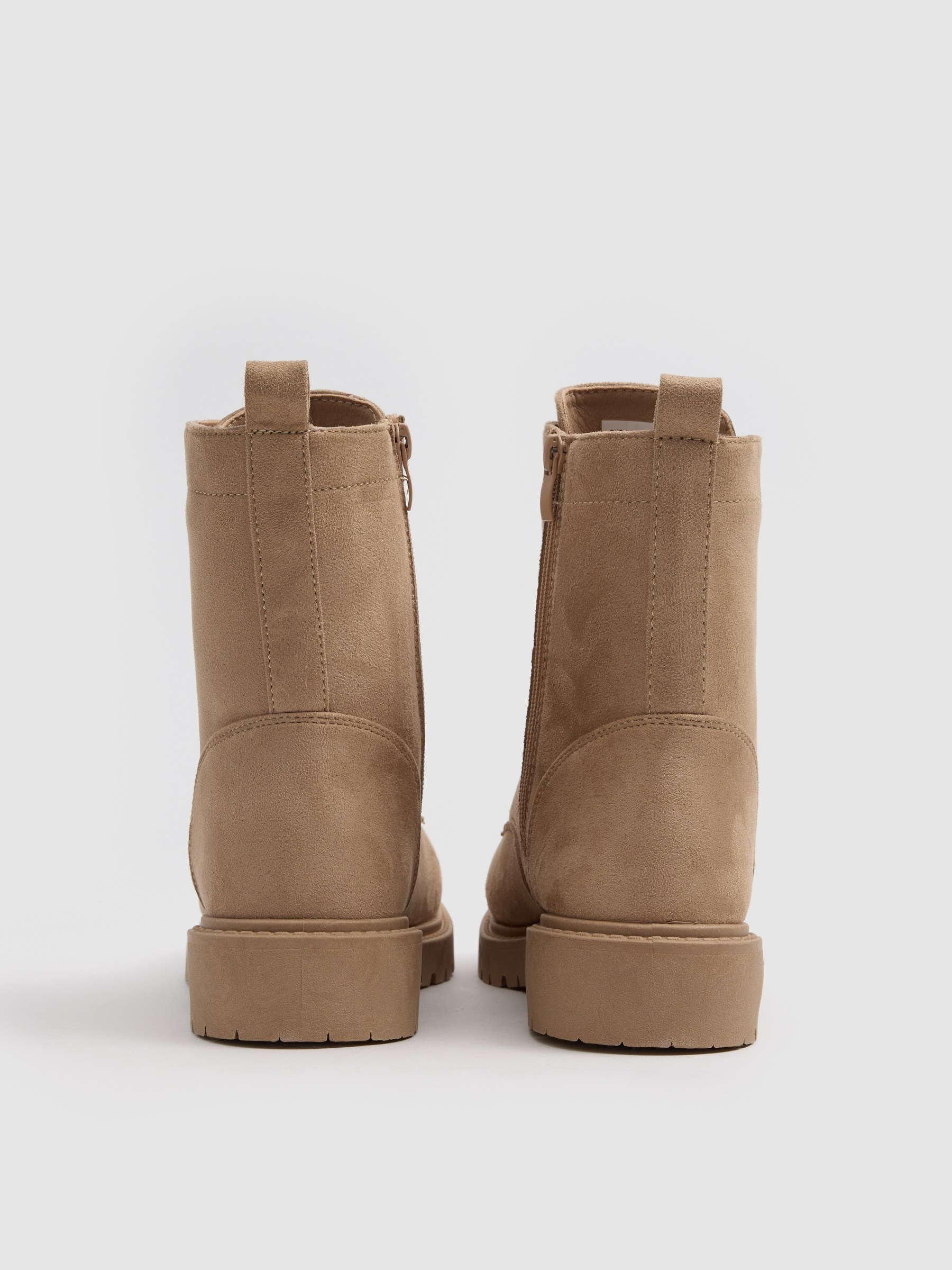 Botins planos com atacadores bege