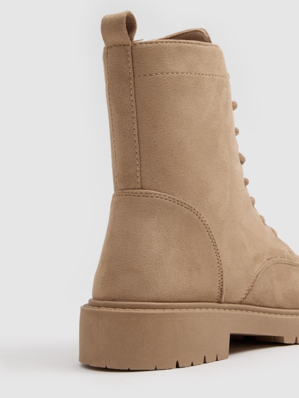 Botins planos com atacadores bege vista detalhe