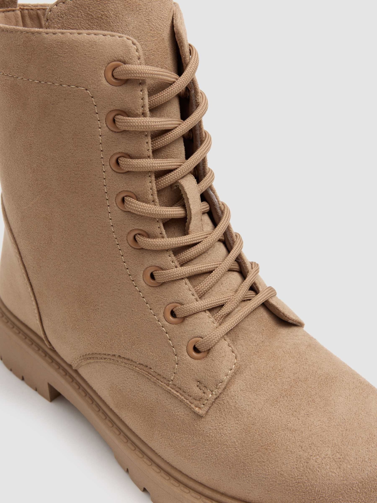 Botins planos com atacadores bege vista detalhe