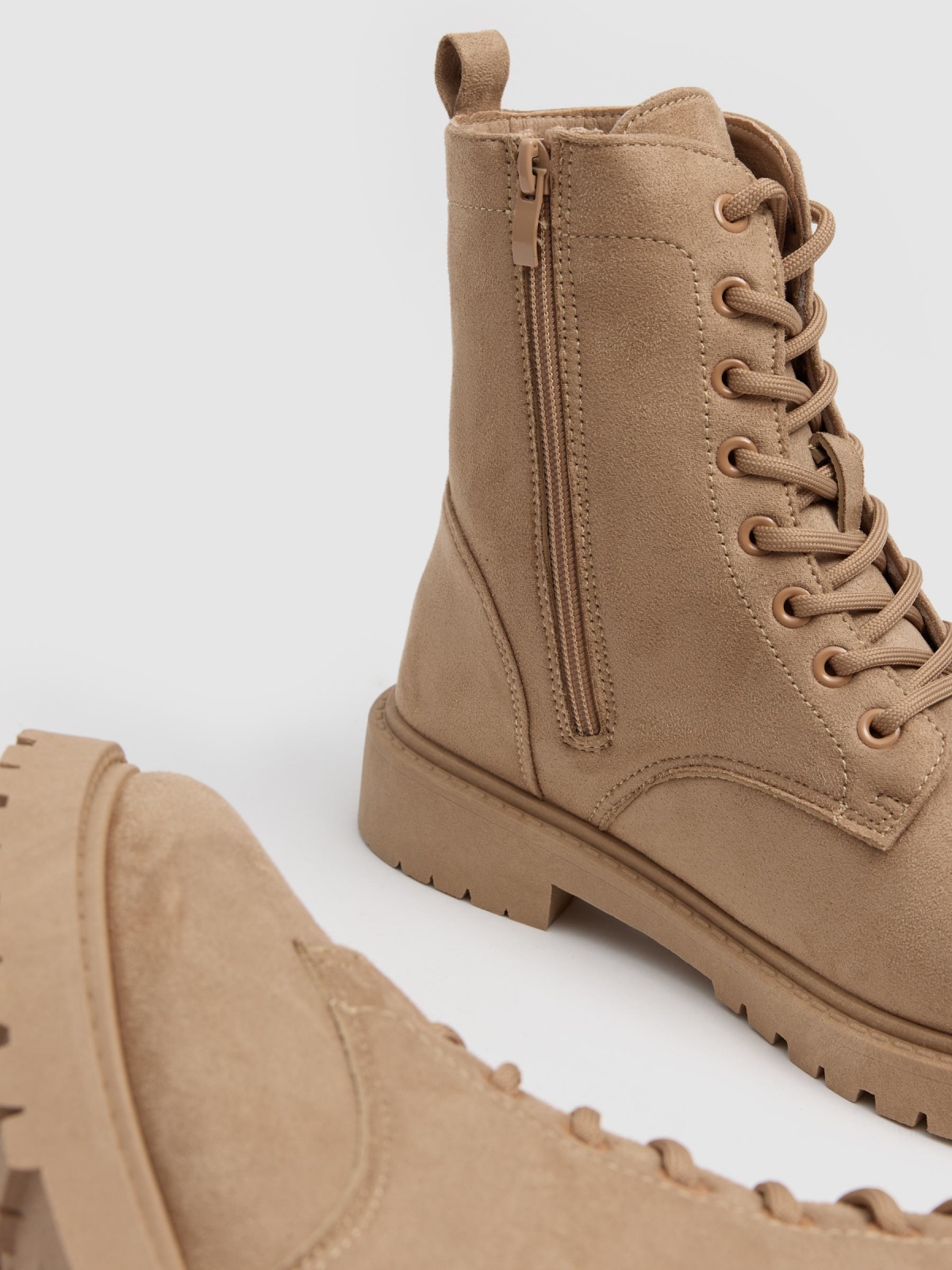 Botins planos com atacadores bege vista detalhe