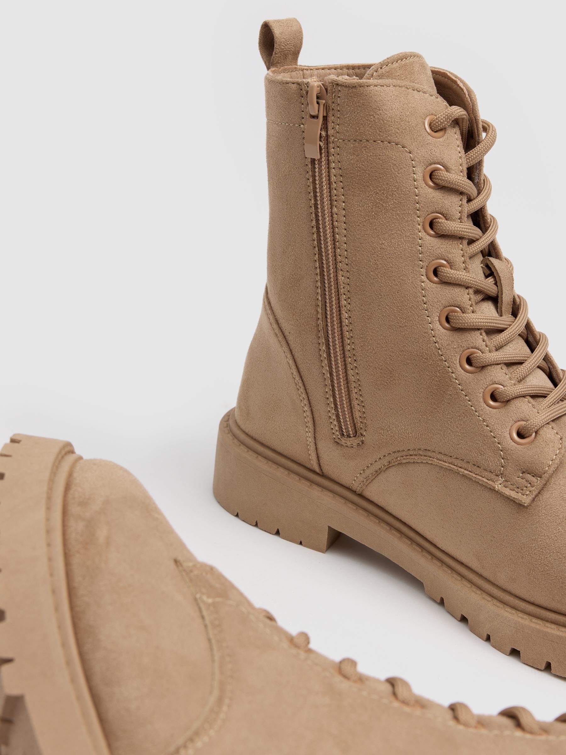 Botins planos com atacadores bege