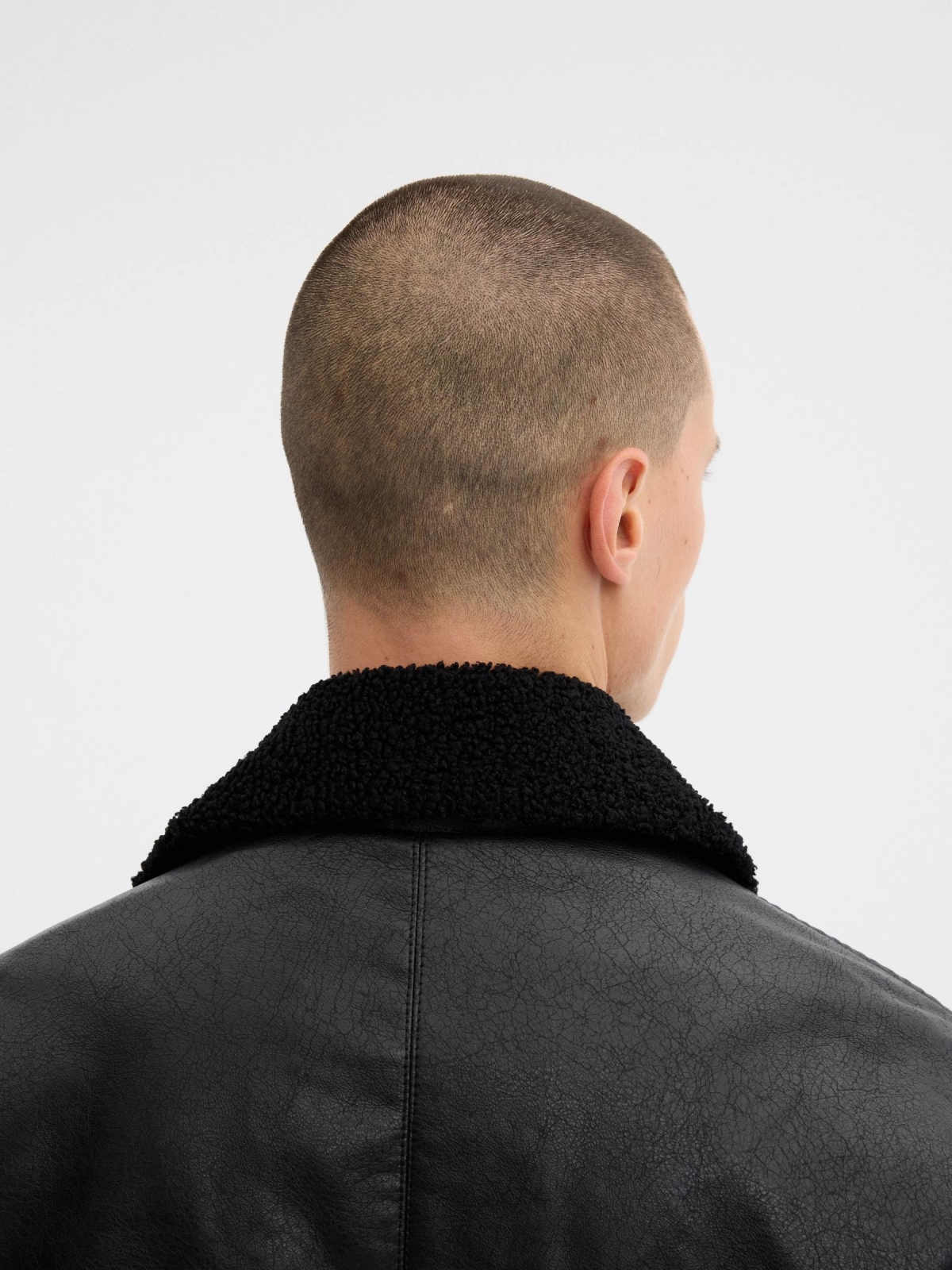 Cazadora polipiel cuello combinado negro vista detalle