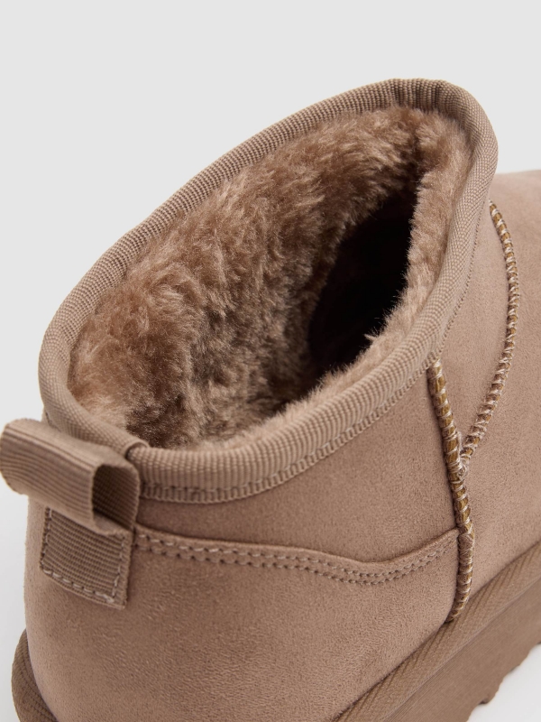 Botim plataforma microfibra pelo areia vista detalhe