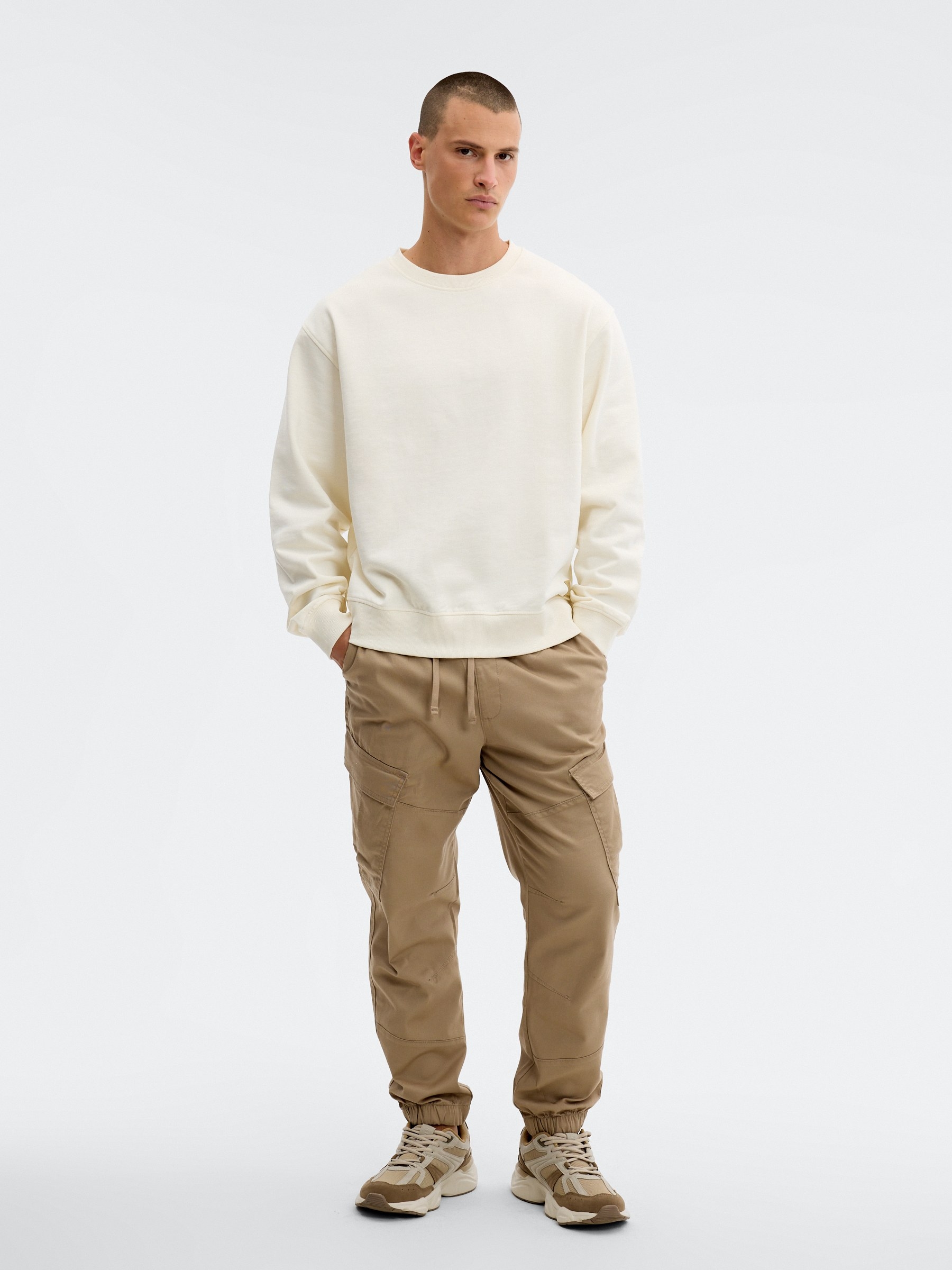 Pantalón cargo jogger tiro alto beige vista general frontal