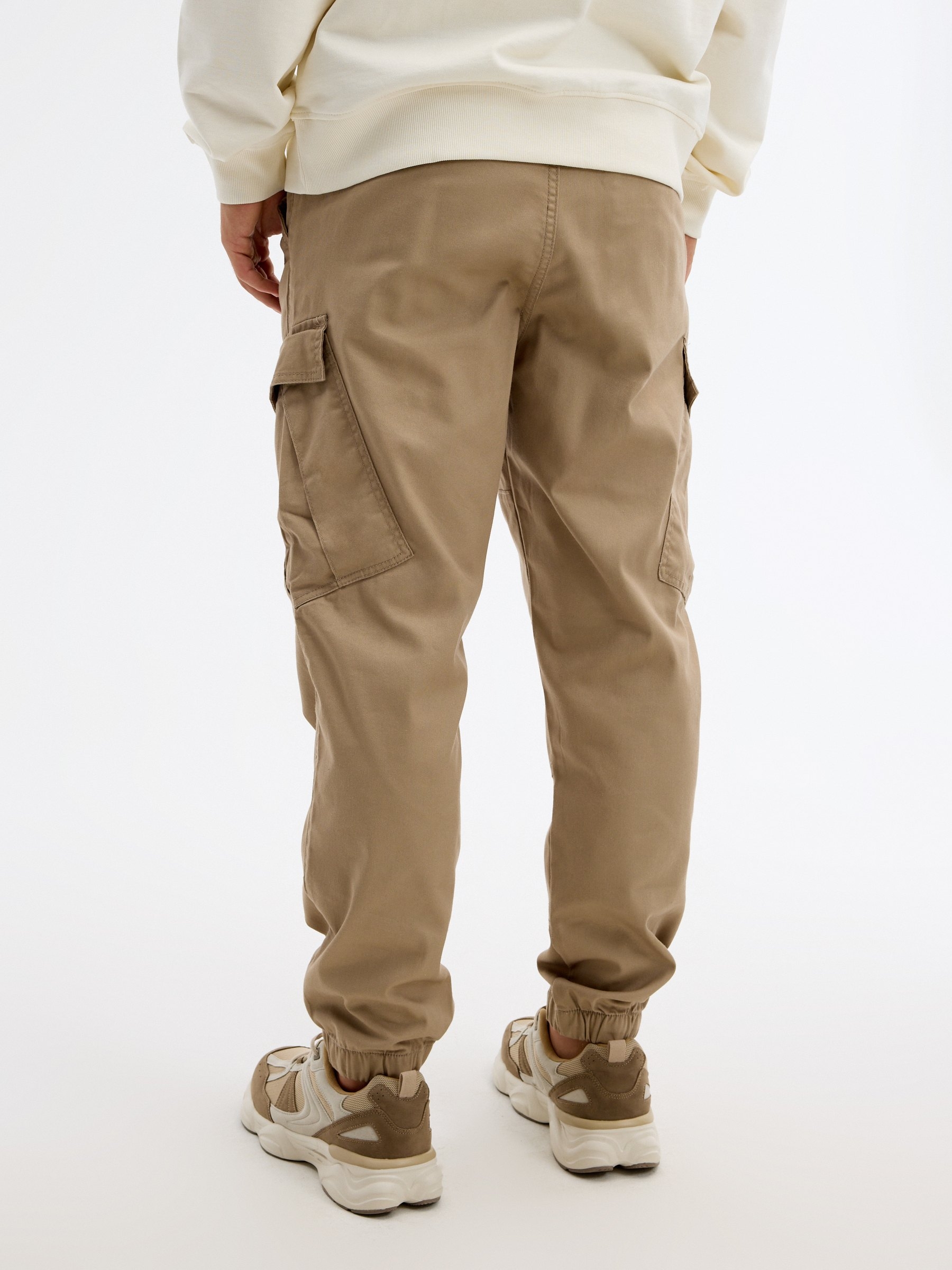 Pantalón cargo jogger tiro alto beige vista general frontal