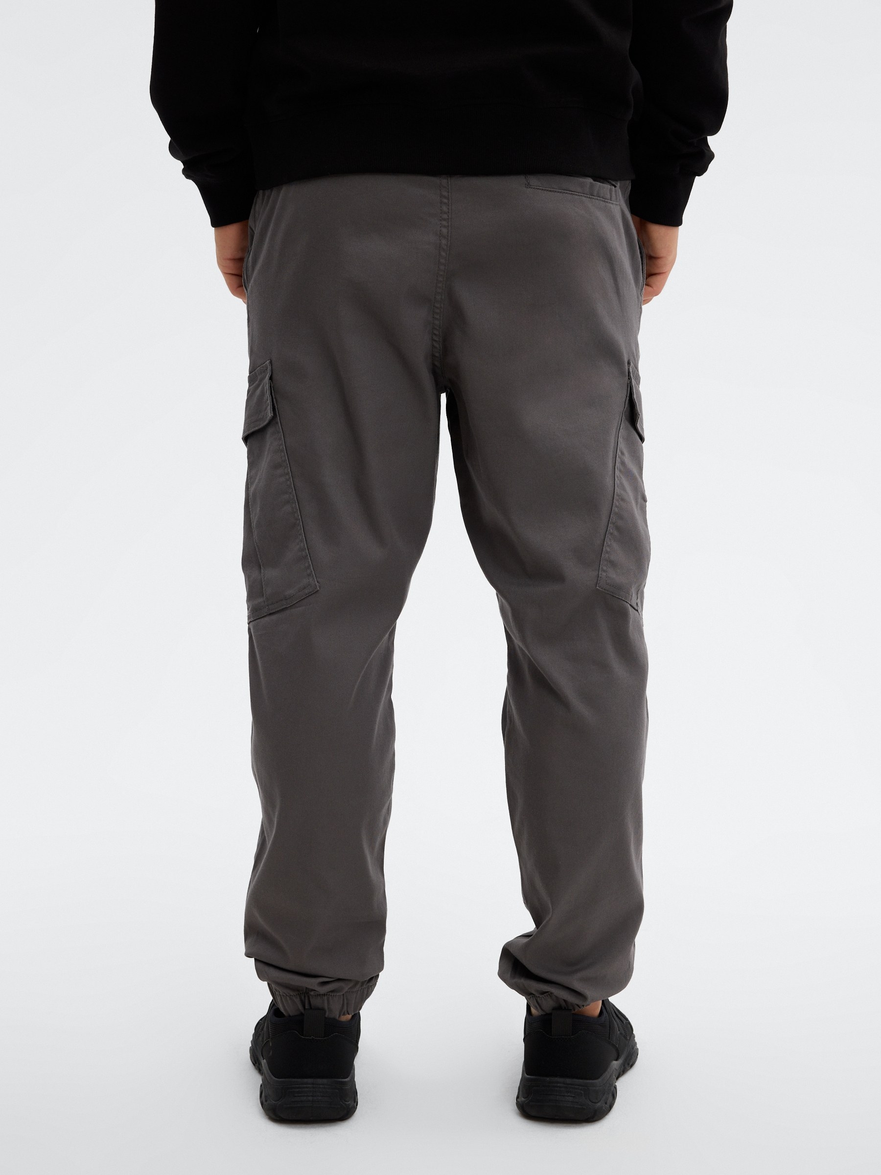 Calça cargo jogger de cintura alta cinza meio vista geral frontal